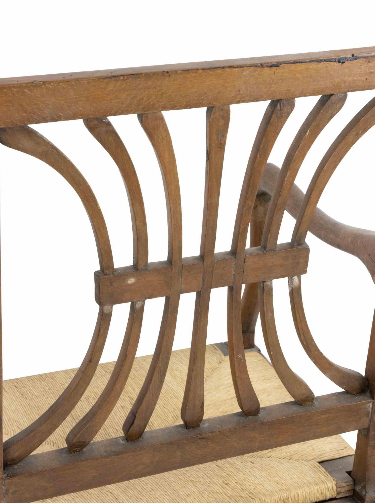 Les chaises en bois sont apparues en Europe à la fin du XIXe siècle.

De forme carrée, avec des dossiers ouverts et des sièges en paille.

Bon état.