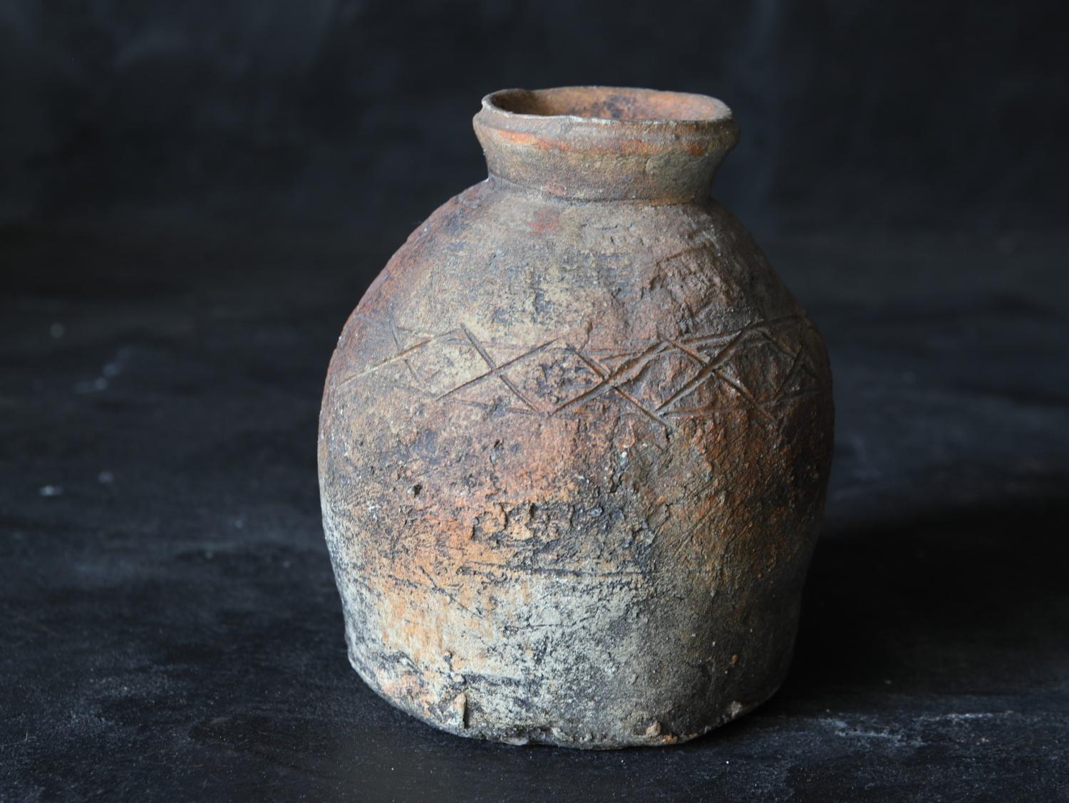 Antikes Shigaraki-Gefäß „Uzukumaru“/Japanische Vase/14.-16. Jahrhundert/Wabi-sabi im Zustand „Gut“ im Angebot in Kyoto-shi, Kyoto