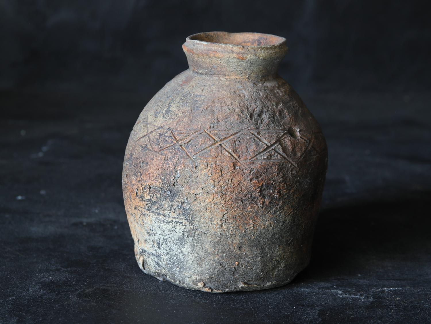 Antikes Shigaraki-Gefäß „Uzukumaru“/Japanische Vase/14.-16. Jahrhundert/Wabi-sabi (18. Jahrhundert und früher) im Angebot