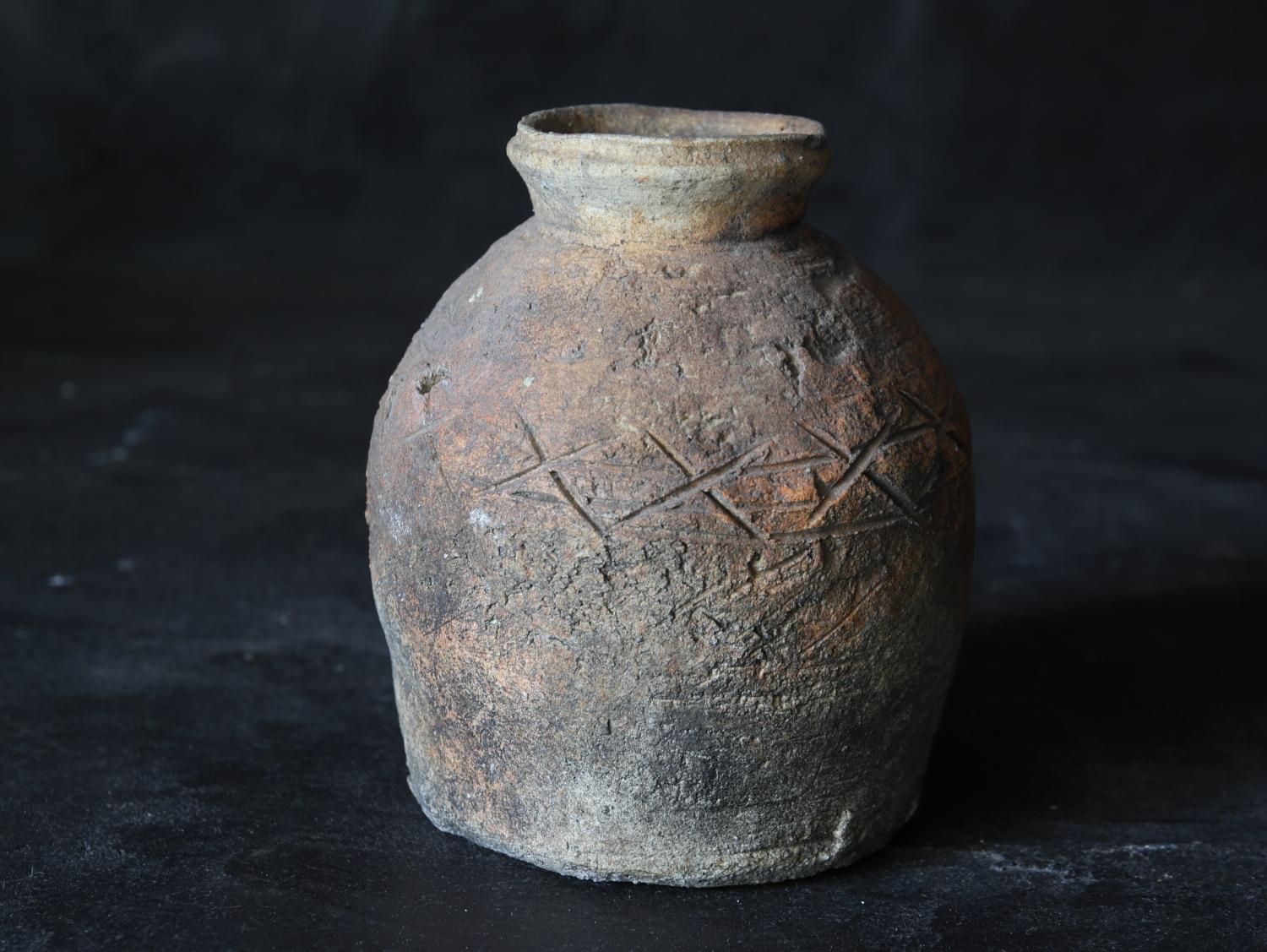 Antikes Shigaraki-Gefäß „Uzukumaru“/Japanische Vase/14.-16. Jahrhundert/Wabi-sabi (Keramik) im Angebot