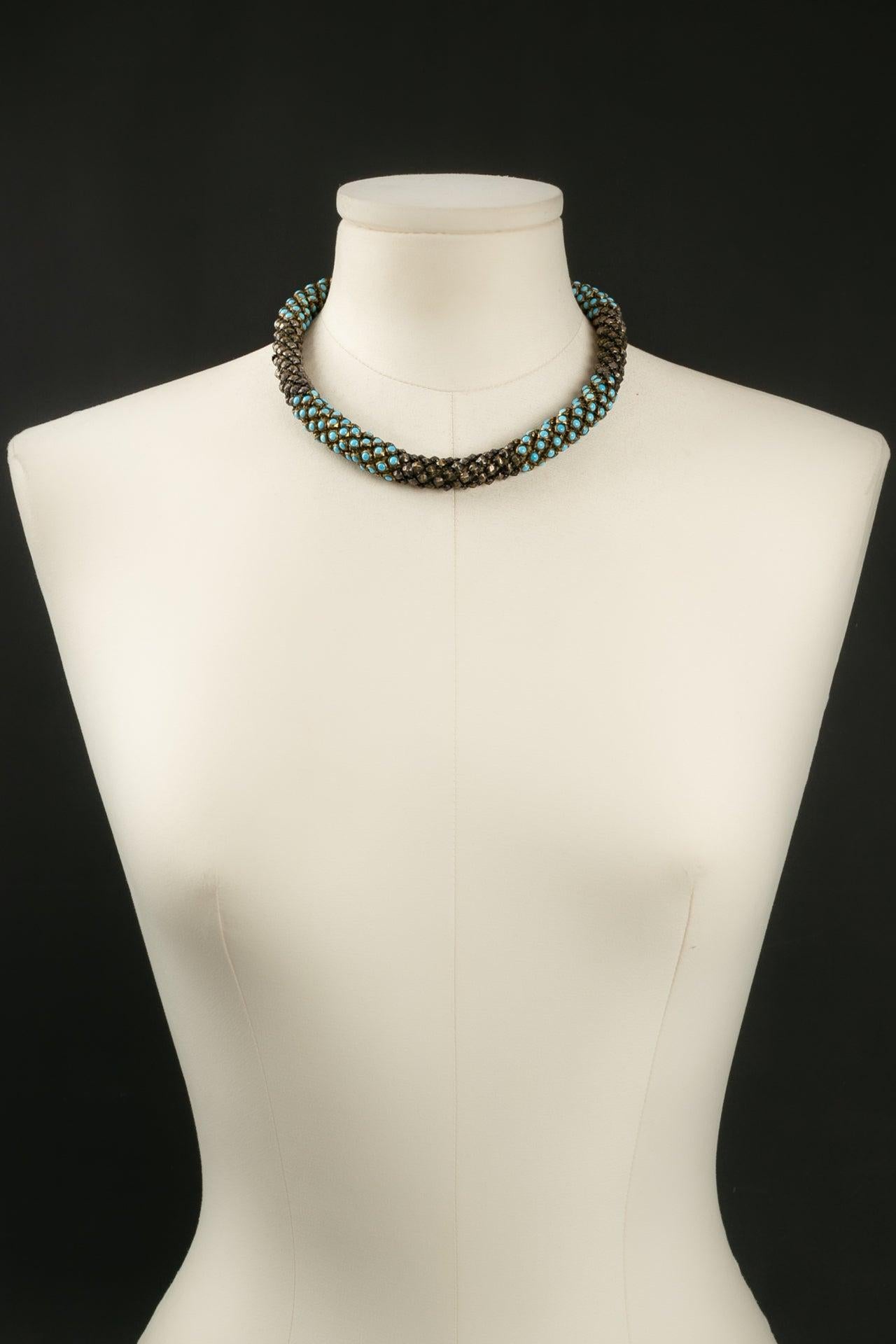Antica collana corta degli anni '30. È composto da metallo dorato scuro con pavé di cabochon in pasta di vetro blu.

Informazioni aggiuntive: 
Condizioni: Ottime condizioni
Dimensioni: Lunghezza: 44,5 cm (17,51