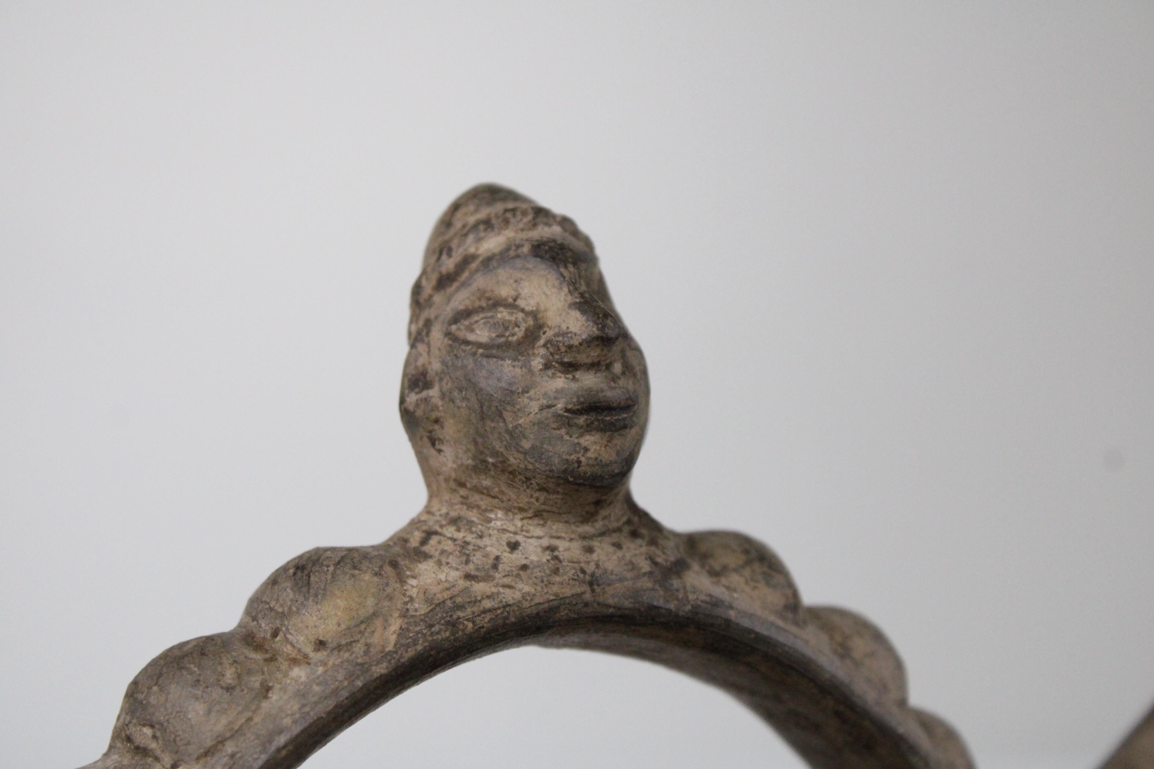 Questo raro vaso di transizione Sican-Chimu a due becchi è un notevole esempio di artigianato Pre-Columbian proveniente dalle regioni costiere dell'antico Perù. Caratterizzato da un manico a ponte e da una forma sottilmente scolpita, questo vaso