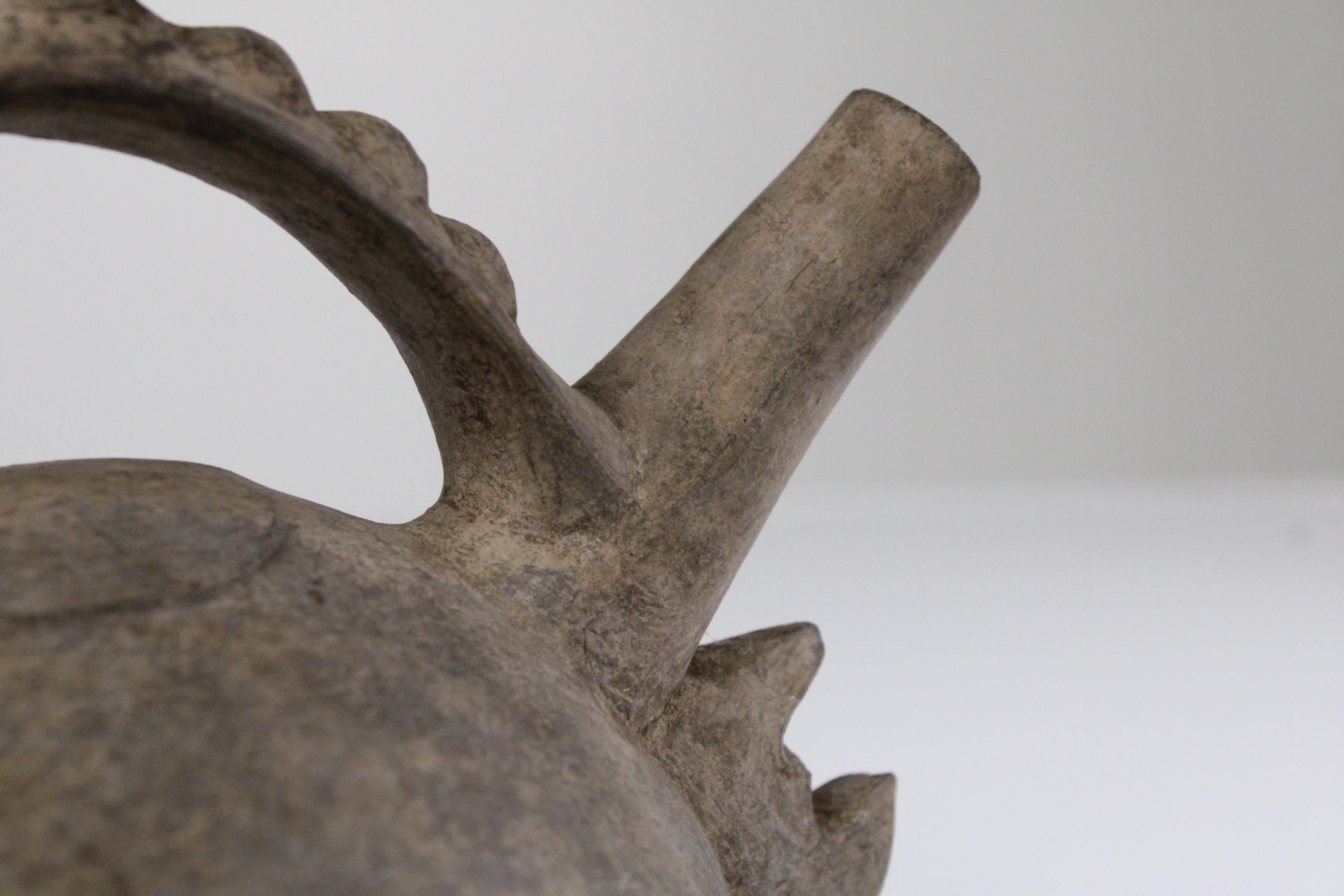 Antico vaso di ceramica a due becchi Sican-Chimu - Manufatto Pre-Columbian In condizioni buone in vendita a West Hollywood, CA