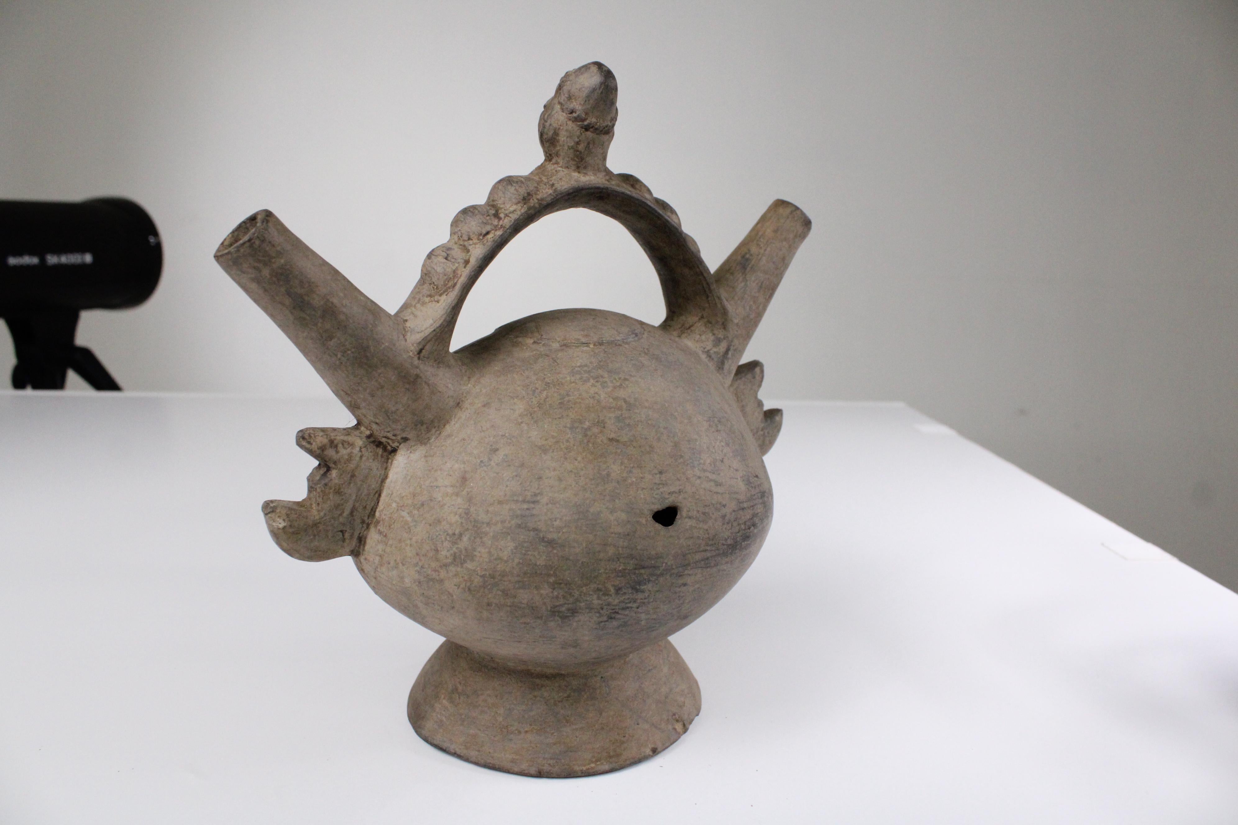Fino al XVIII secolo Antico vaso di ceramica a due becchi Sican-Chimu - Manufatto Pre-Columbian in vendita