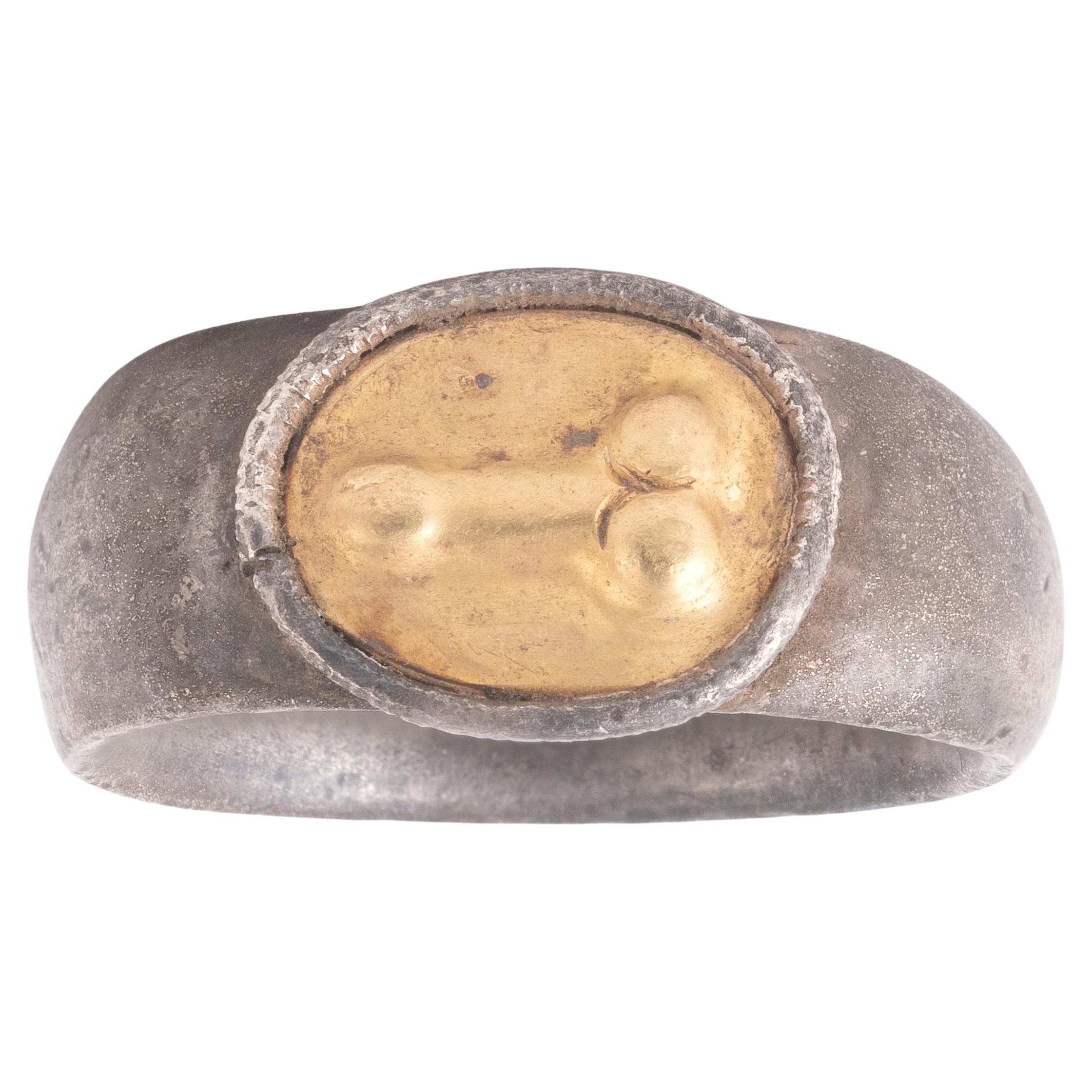 Ancient Silver And High Karat Gold Phallic Ring Roman 2nd /3rd century AD In Excellent Condition For Sale In Firenze, IT