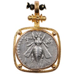 Drachme AR en argent ancien Abeille & Pièce de monnaie de cerf dans un pendentif en or 22kt créé artisanalement