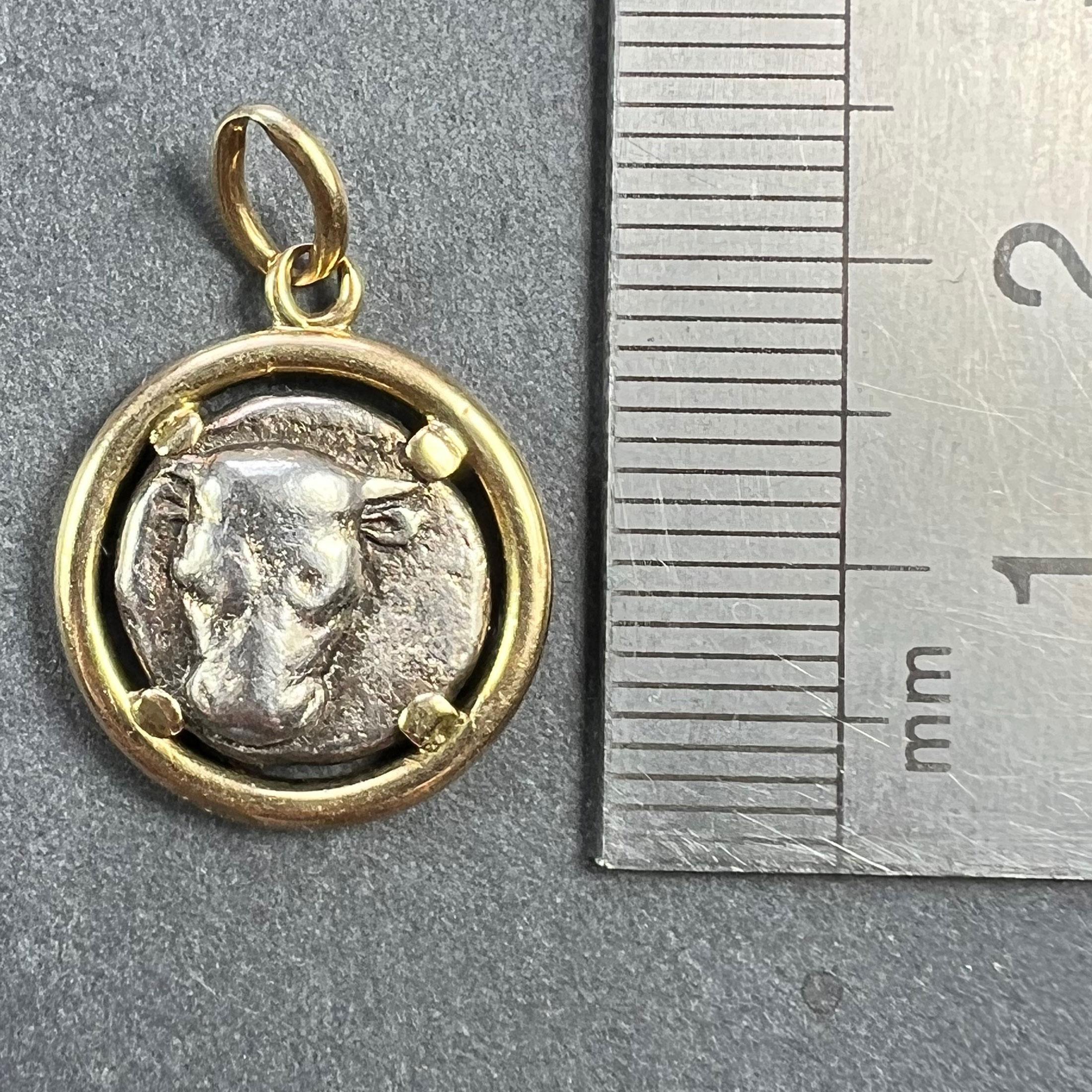 Pendentif en argent ancien avec tête de taureau et pièce de monnaie grecque Artemis en or jaune 18K en vente 6