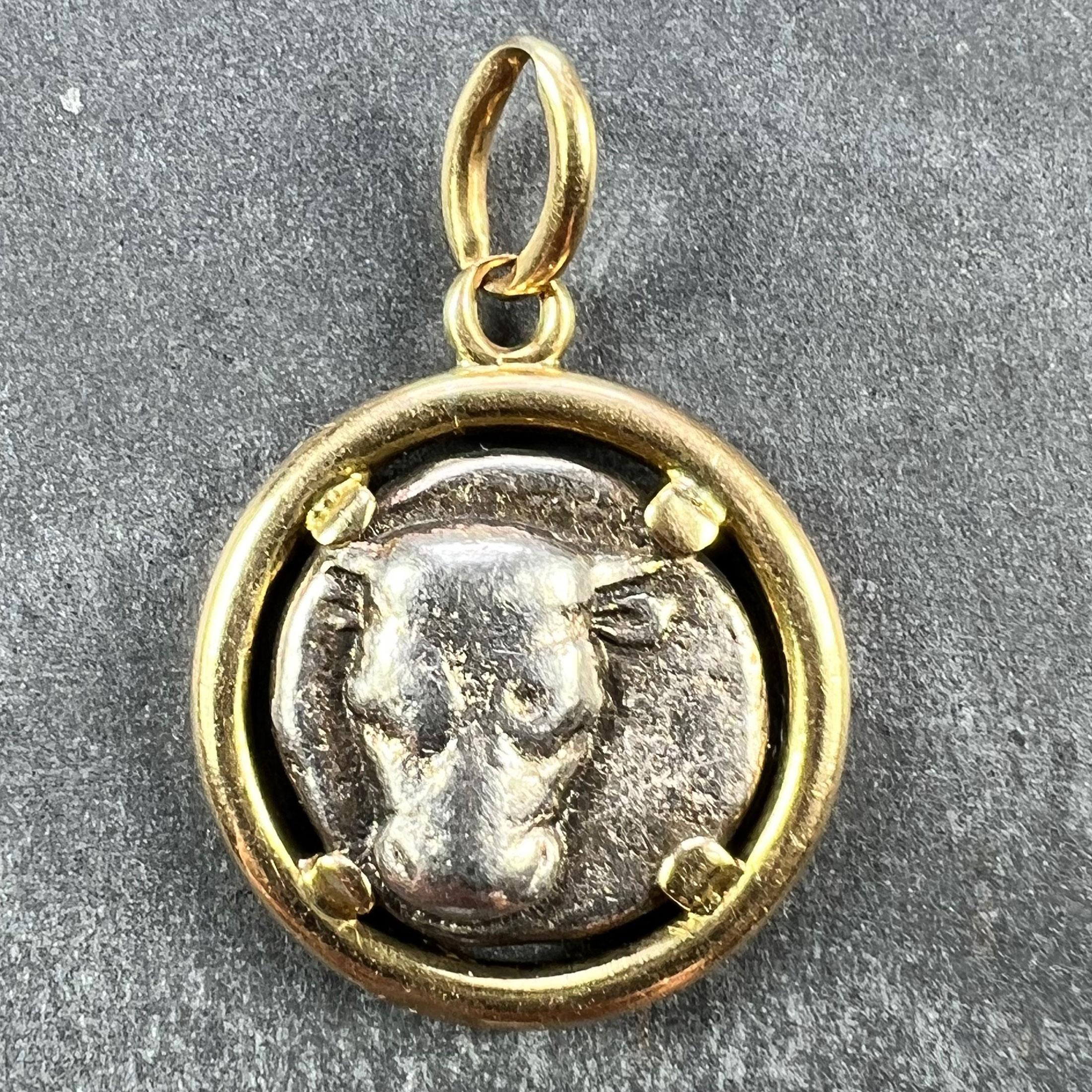 Pendentif en or jaune 18 carats (18K) et en argent, représentant une pièce grecque antique en argent de Phokis datant de 457-446 av. J.-C. représentant une tête de taureau d'un côté et la tête d'Artemis (déesse de la chasse) tournée vers la droite,