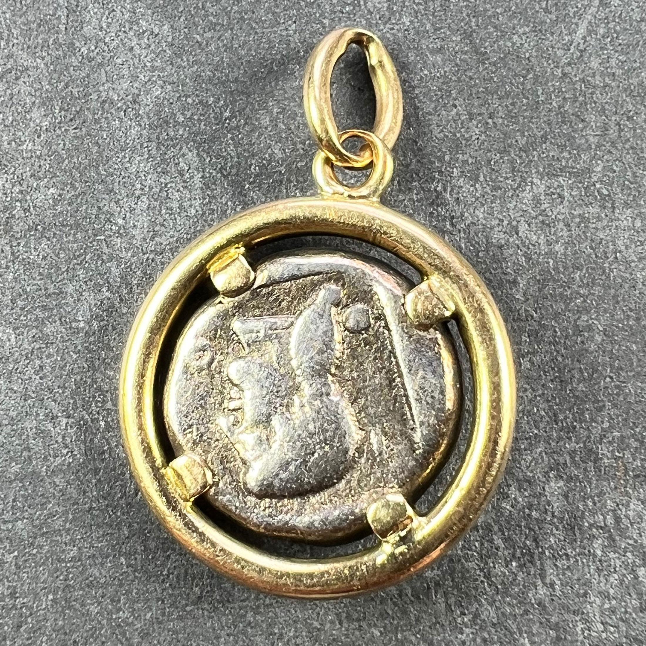 Pendentif en argent ancien avec tête de taureau et pièce de monnaie grecque Artemis en or jaune 18K Bon état - En vente à London, GB