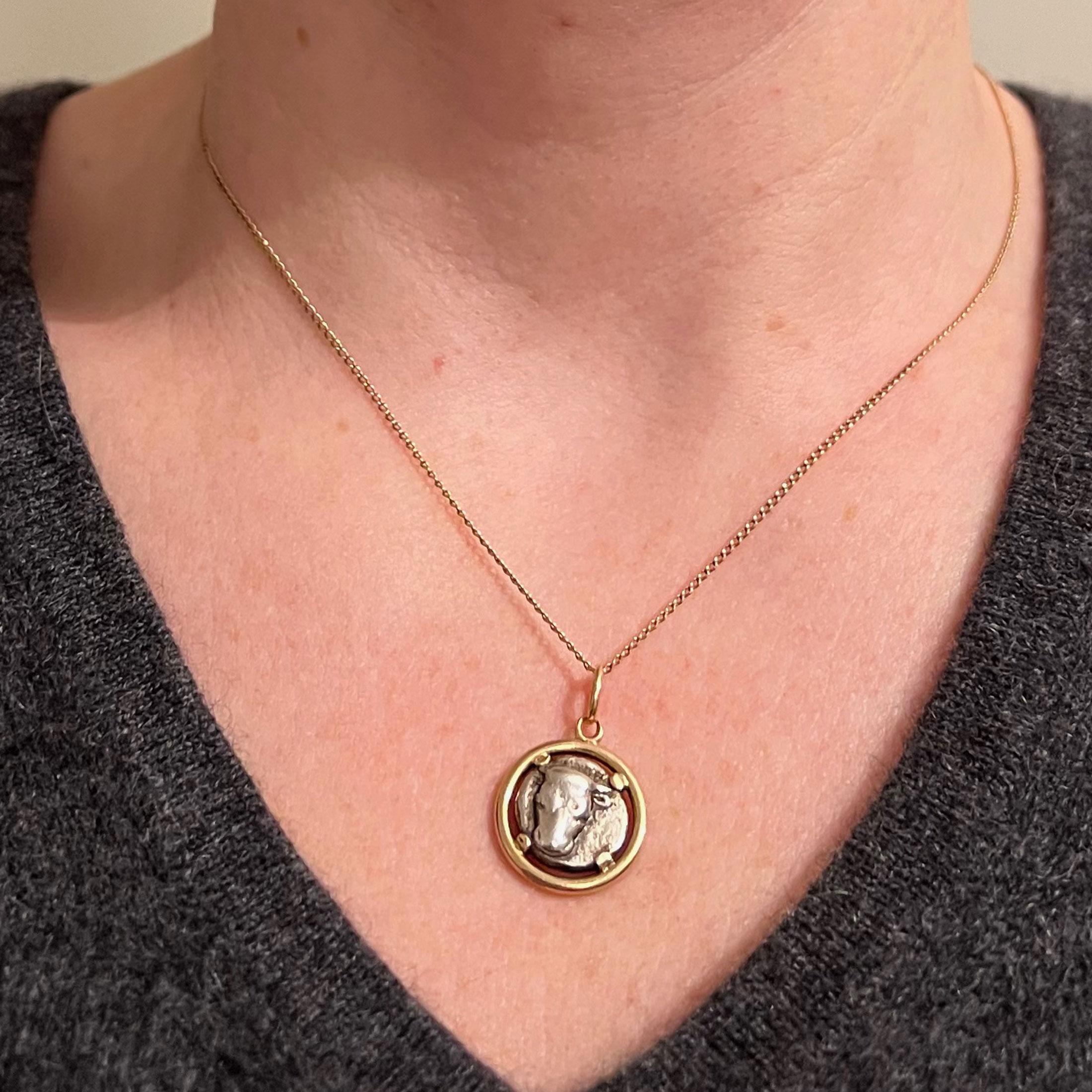 Pendentif en argent ancien avec tête de taureau et pièce de monnaie grecque Artemis en or jaune 18K Unisexe en vente