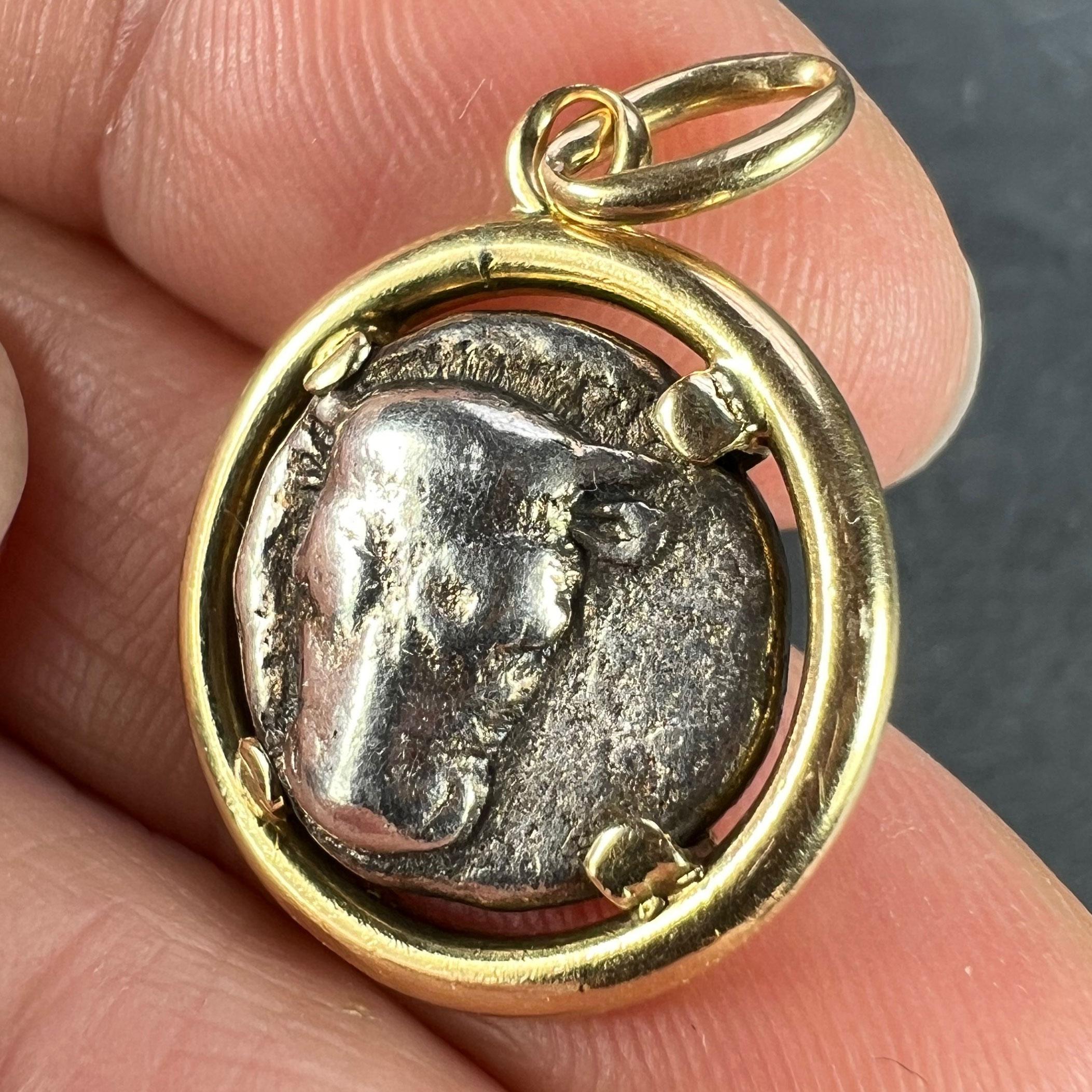 Pendentif en argent ancien avec tête de taureau et pièce de monnaie grecque Artemis en or jaune 18K en vente 2