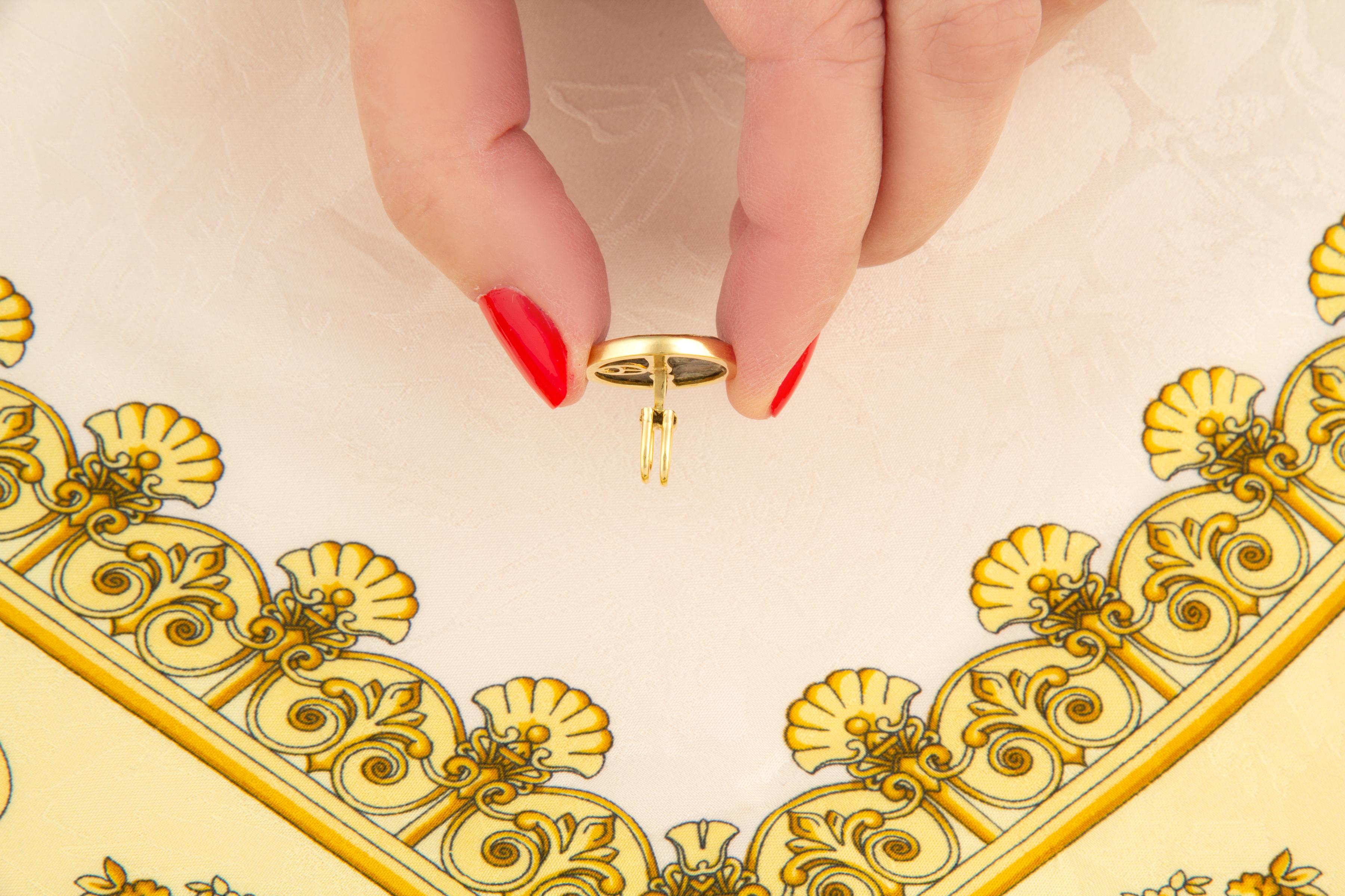Les boutons de manchette en argent antique sont élégamment sertis d'or jaune 18 carats.
La paire est fabriquée à la main par le maestro Giuseppe dans notre propre atelier de Naples, en Italie, d'après un design original d'Ella Gafter.
Les boutons de