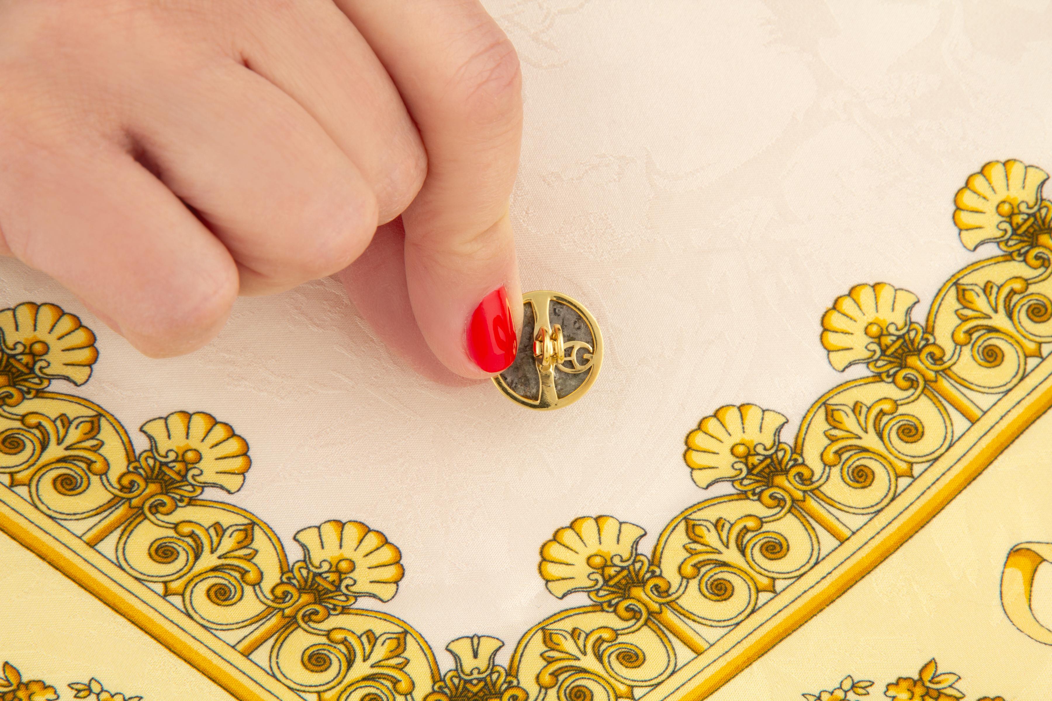 Boutons de manchette en argent ancien design en or jaune d'Ella Gafter Neuf - En vente à New York, NY