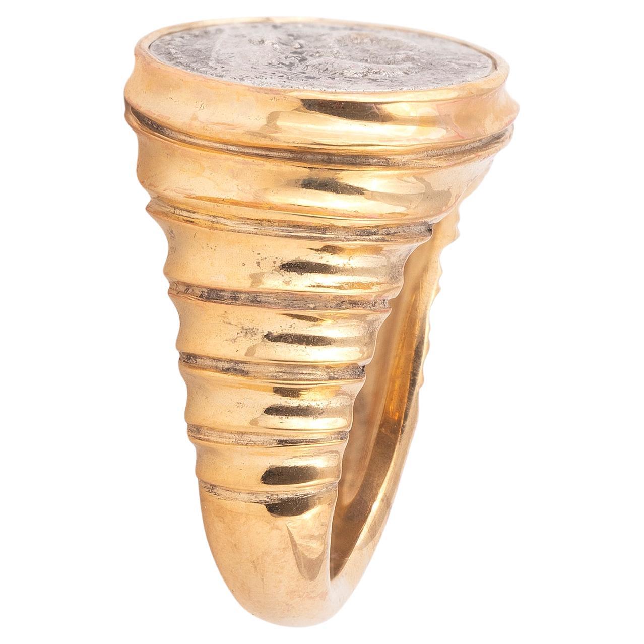 Ring in Form einer antiken römischen Silbermünze mit Lünette. 
Zentrierende Silbermünze, die Gorgoneion, eine Medusa, darstellt.
Ringgröße: 7 und groß
Gesamtgewicht: 12,41 Gramm 