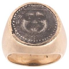 Antigua moneda de plata con un anillo de cabeza de gorgona