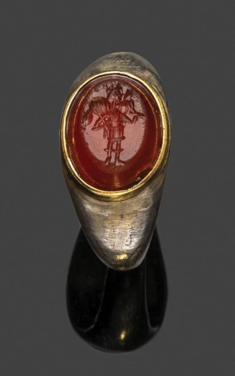 Ring in silver and yellow gold set with a carnelian intaglio engraved with a good shepherd.
Roman art. 3rd - 4th century AD (for the intaglio).
Gross weight: 12.99 g - Ring size: 8 1/2