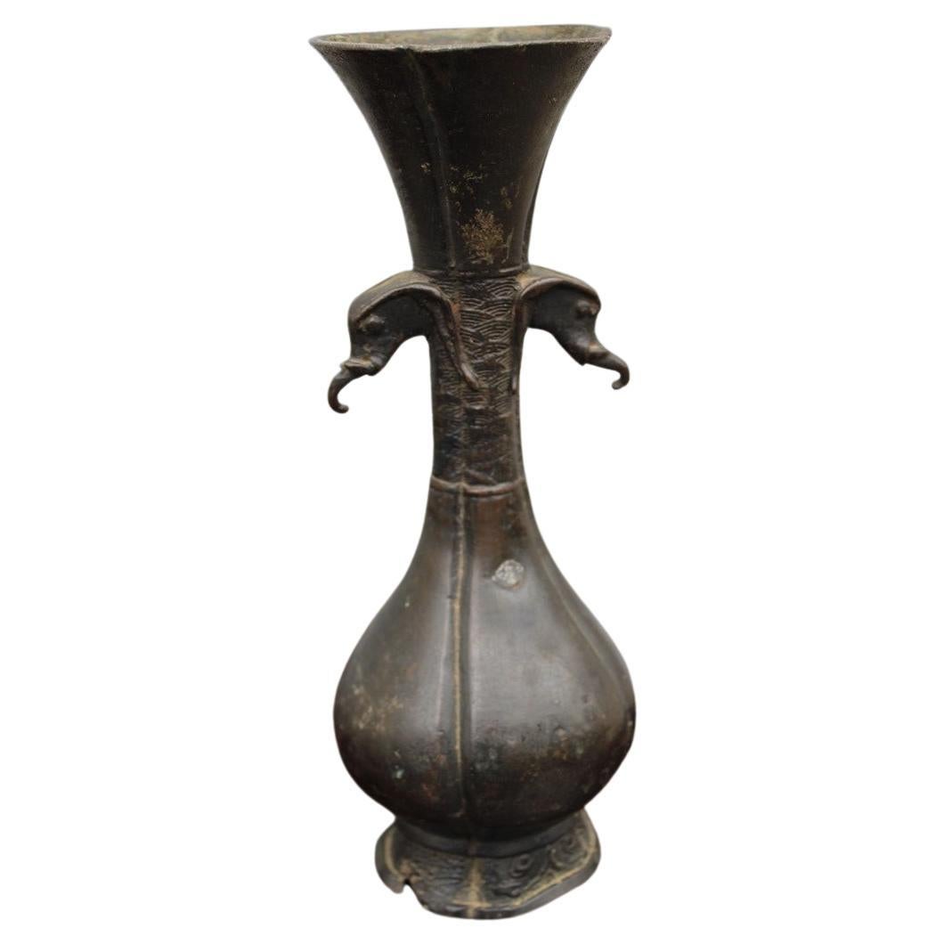 Antike Vase aus massiver Bronze mit chinesischen oder japanischen Elefanten aus der Antike im Angebot