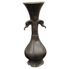 Ancien vase en bronze massif avec des éléphants chinois ou japonais