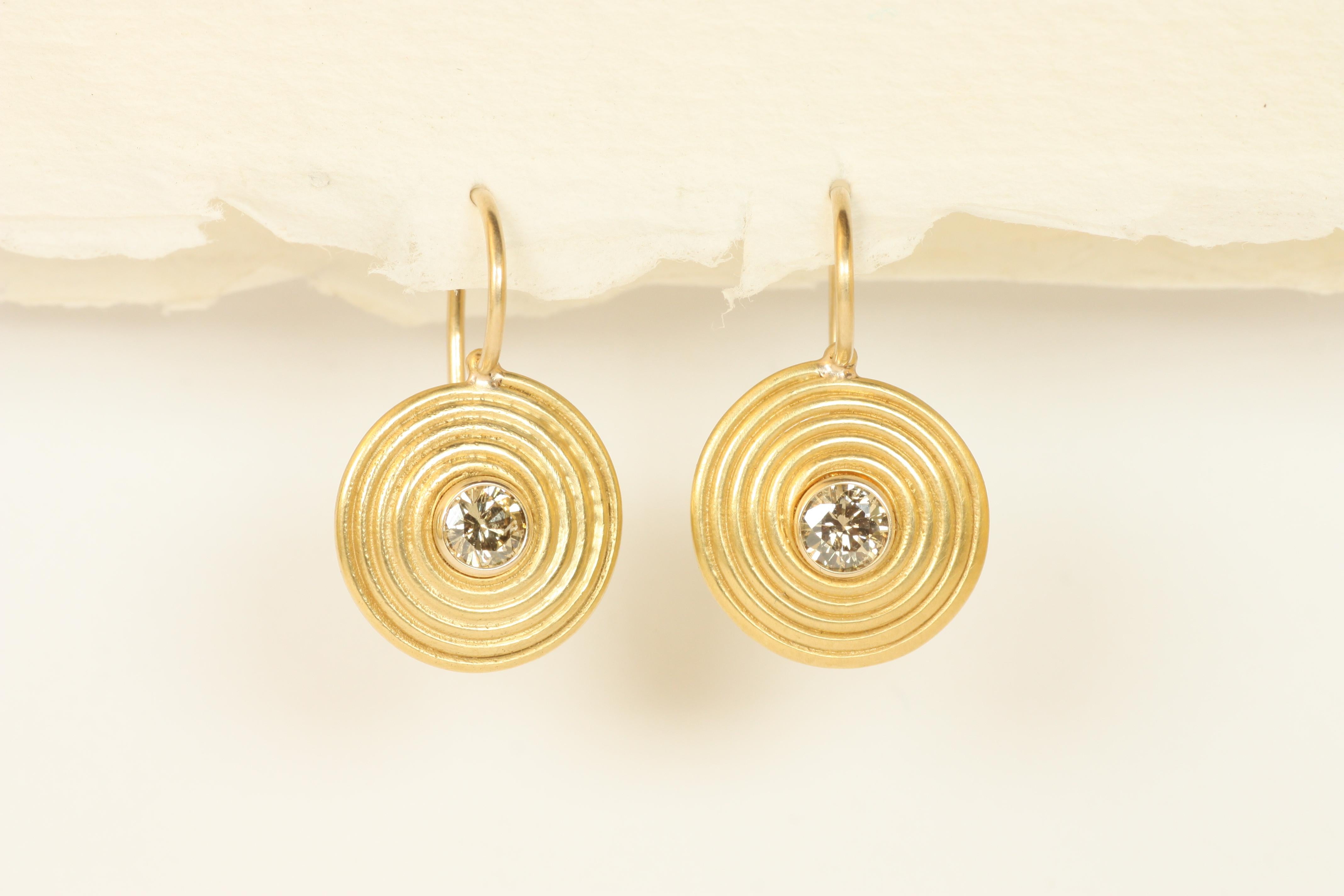 Artisan Pendants d'oreilles anciens en spirale - Diamants bruns en or jaune 22K en vente