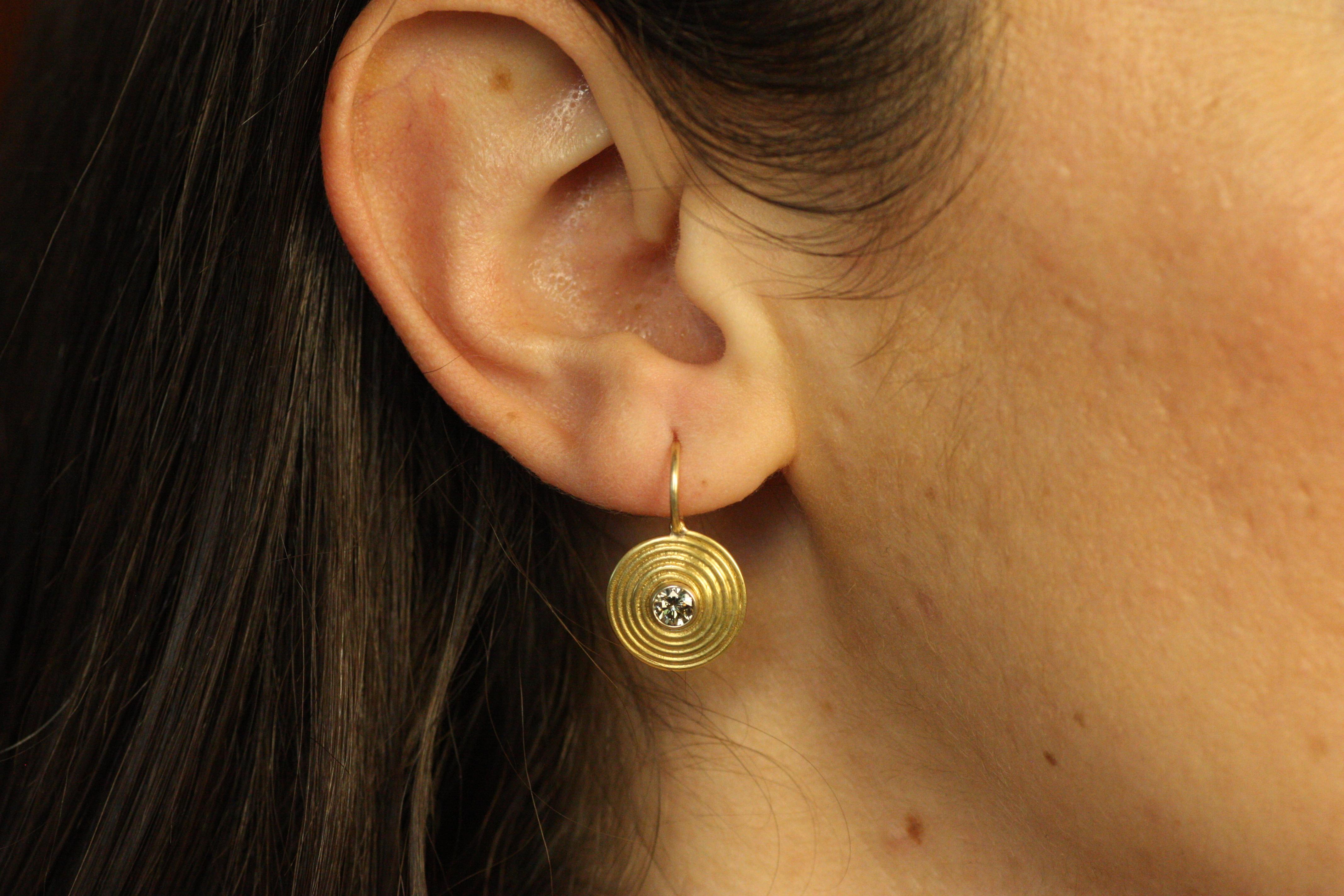 Les boucles d'oreilles spirales anciennes avec des diamants bruns de couleur naturelle sont un mélange étonnant de luxe et de design symbolique. Réalisées en or jaune 22 carats avec des tenons 18 carats, ces boucles d'oreilles aux pierres chaudes et