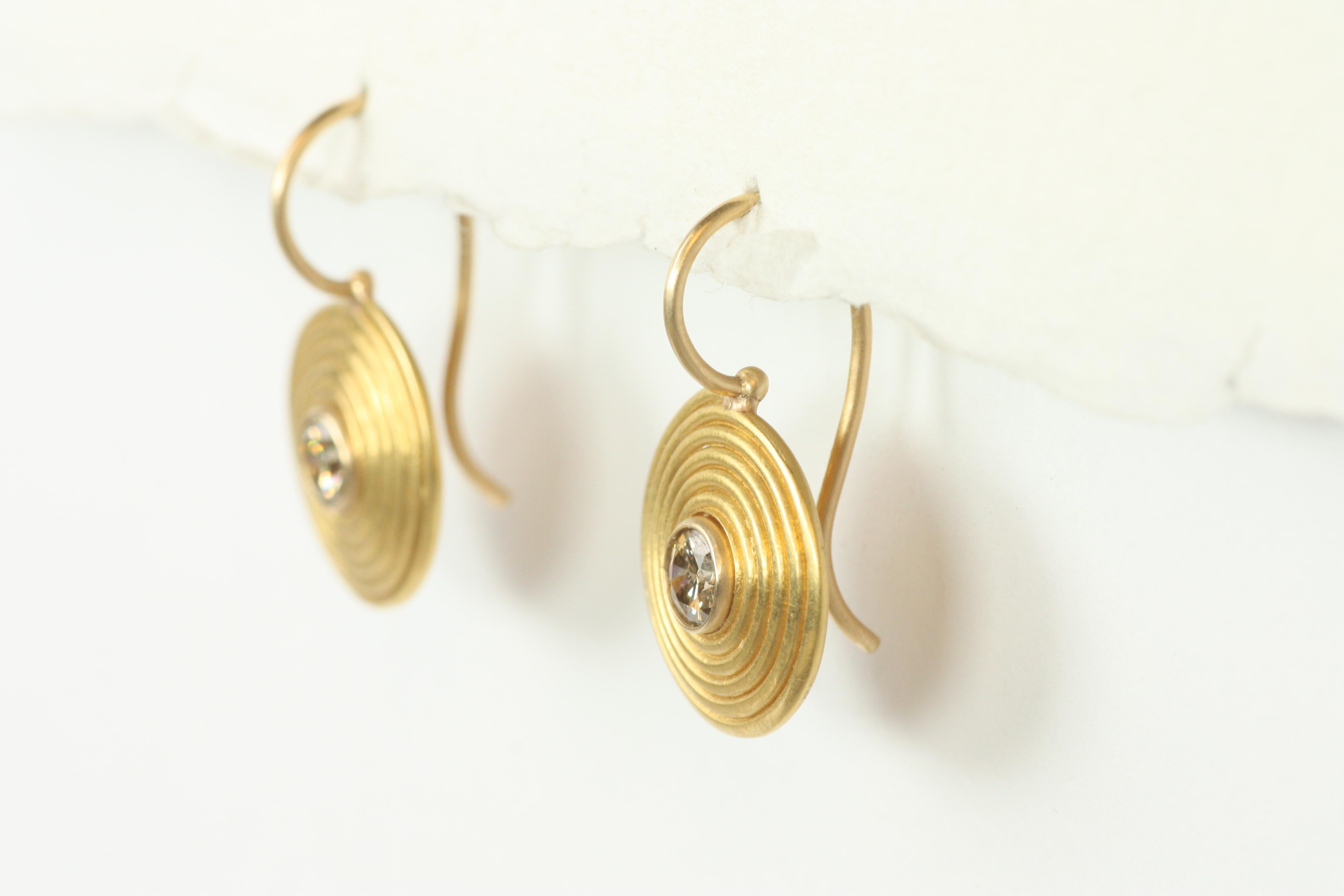 Pendants d'oreilles anciens en spirale - Diamants bruns en or jaune 22K Pour femmes en vente