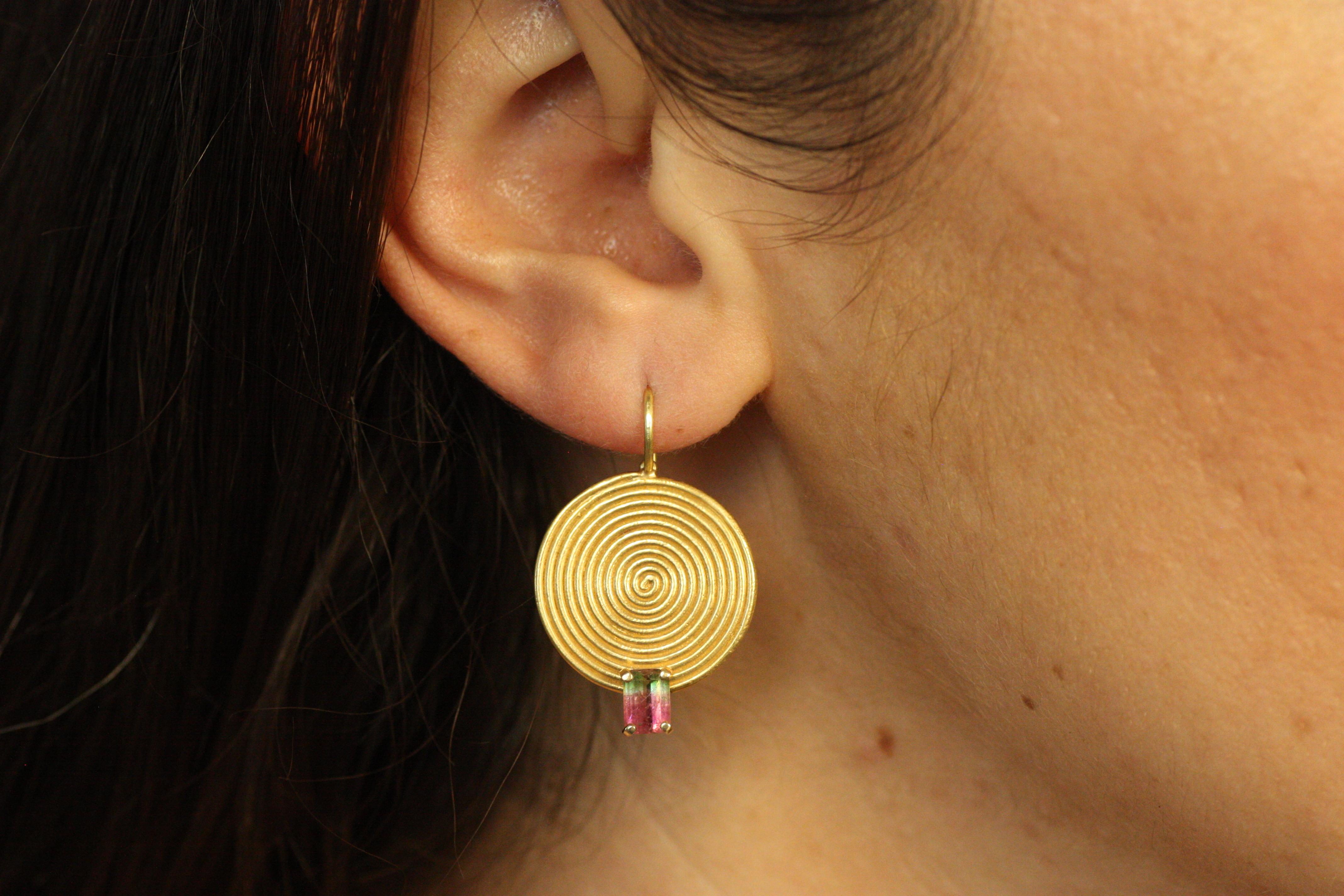 Donna Orecchini a spirale antica con smeraldo in oro giallo 22k di Bracken in vendita