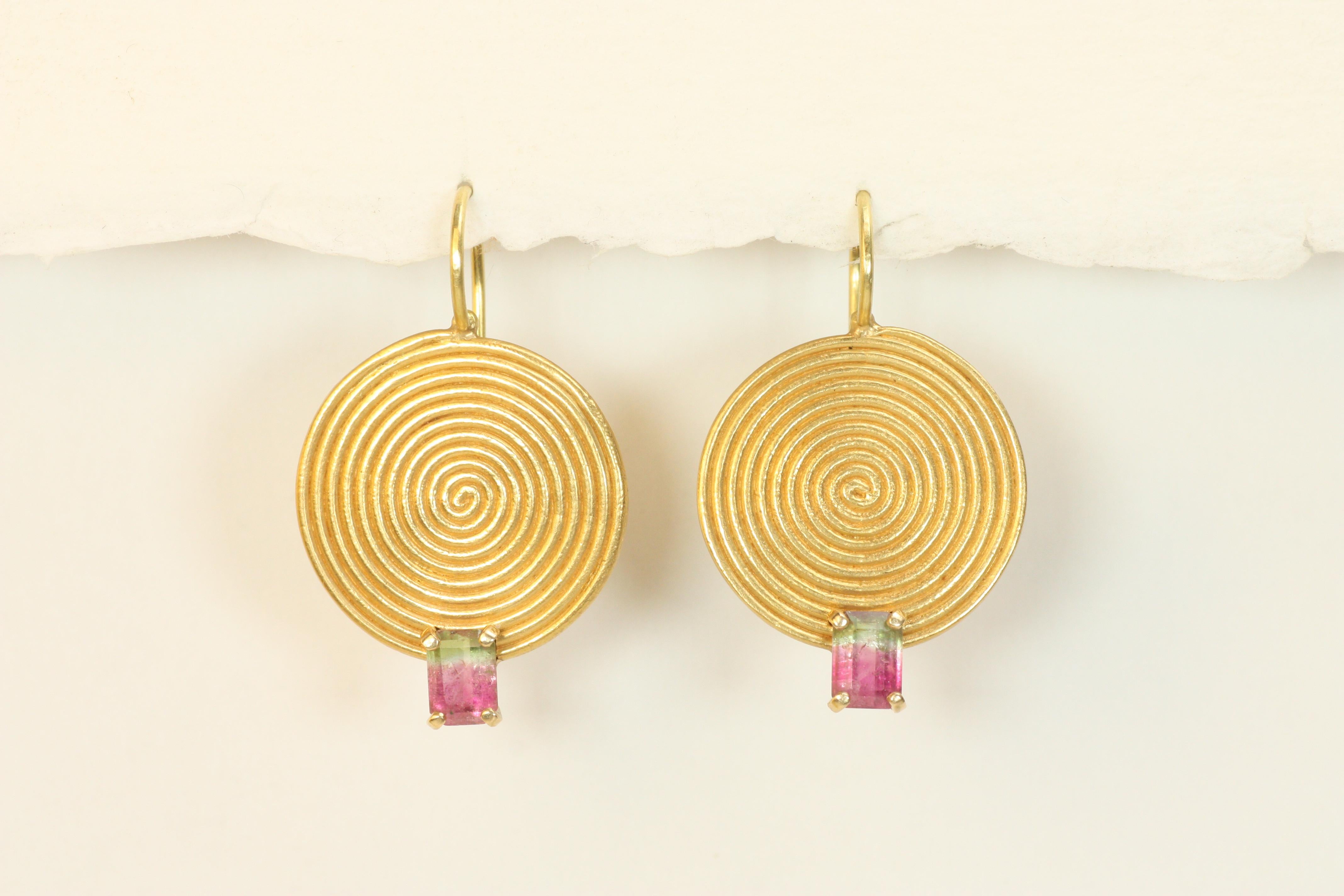 Orecchini a spirale antica con smeraldo in oro giallo 22k di Bracken in vendita 2