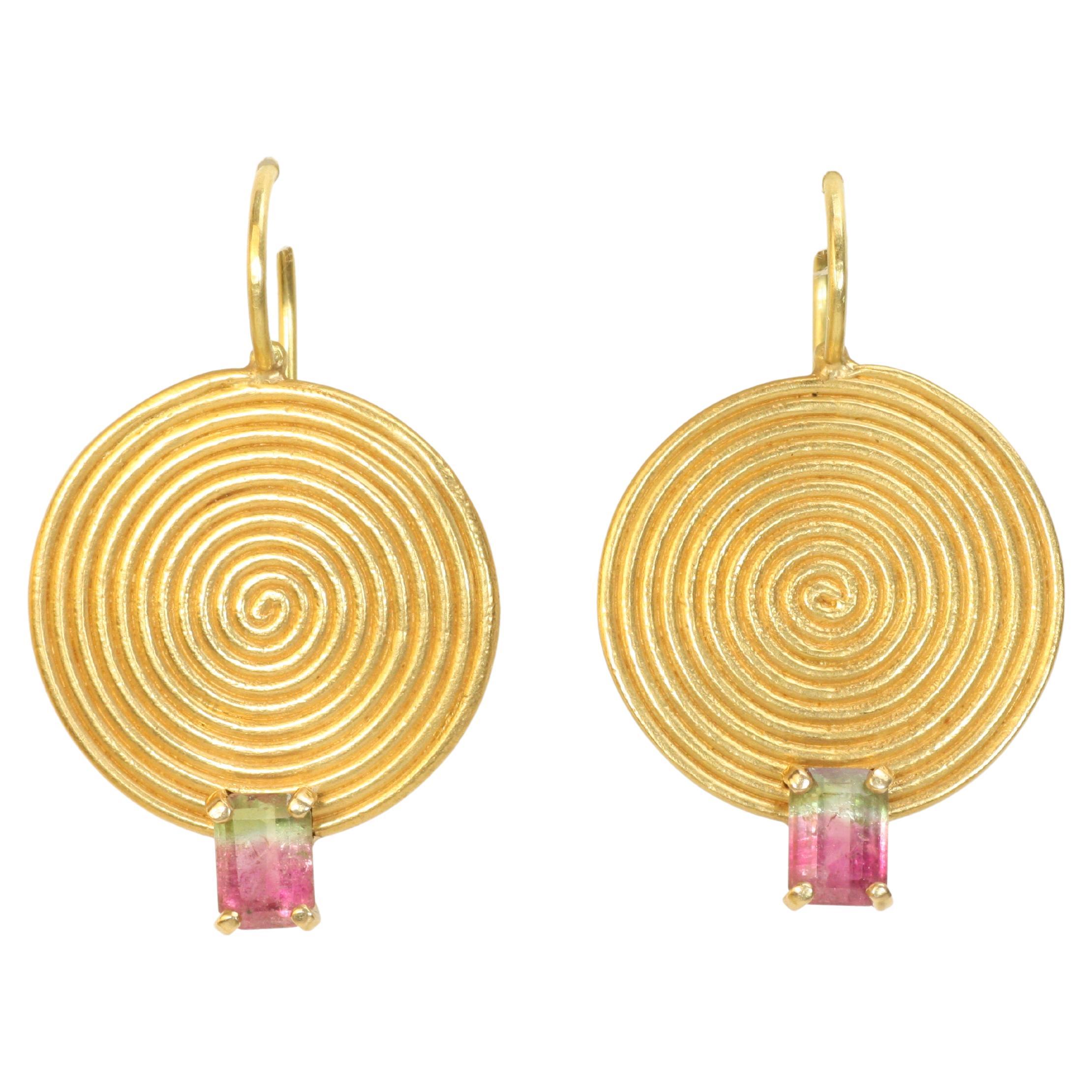 Pendientes Espiral Antigua con Esmeralda en Oro Amarillo de 22k by Bracken