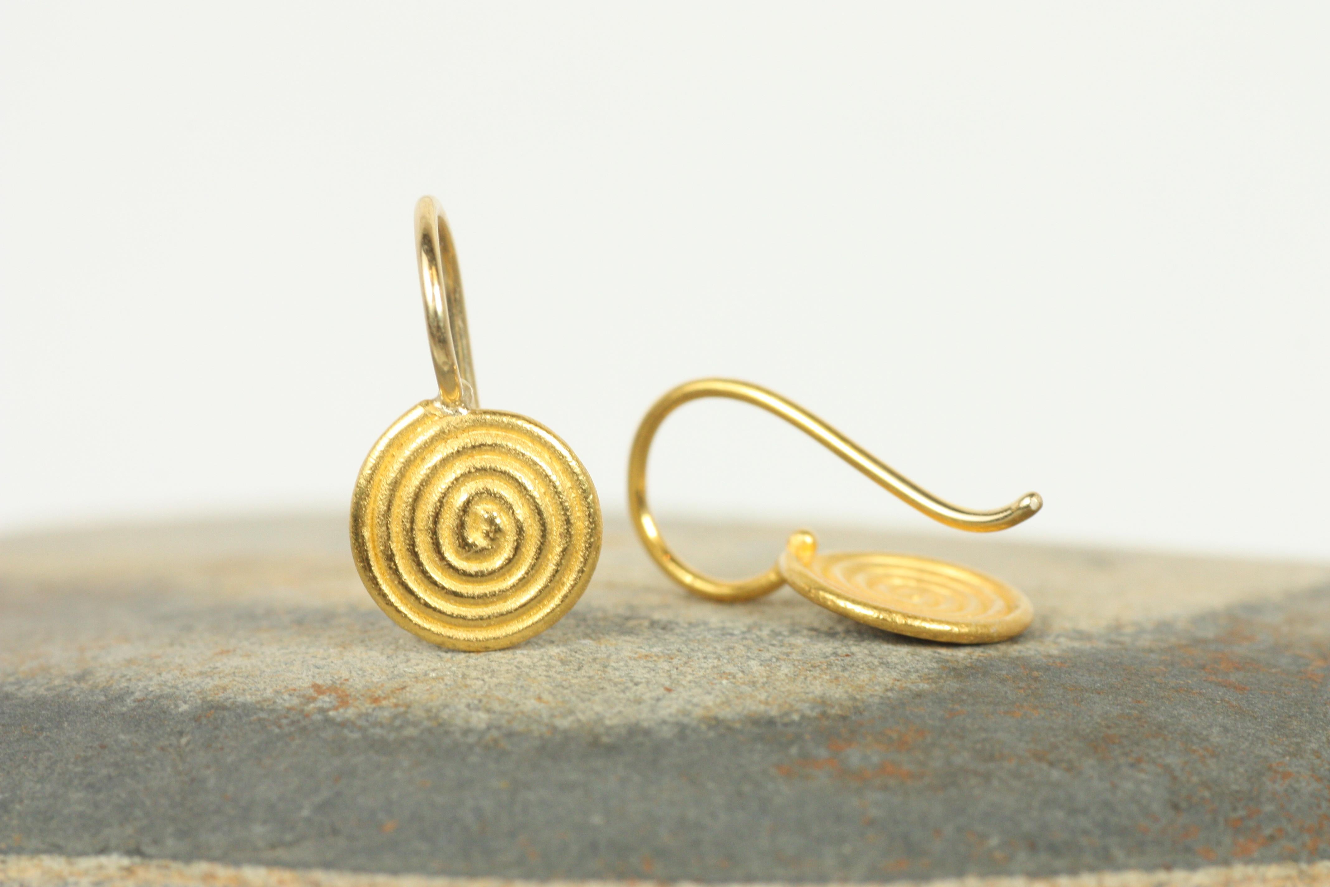 Pendientes de gota pequeños con espiral antigua - Diseño grecorromano en oro amarillo de 22 quilates Artesano en venta