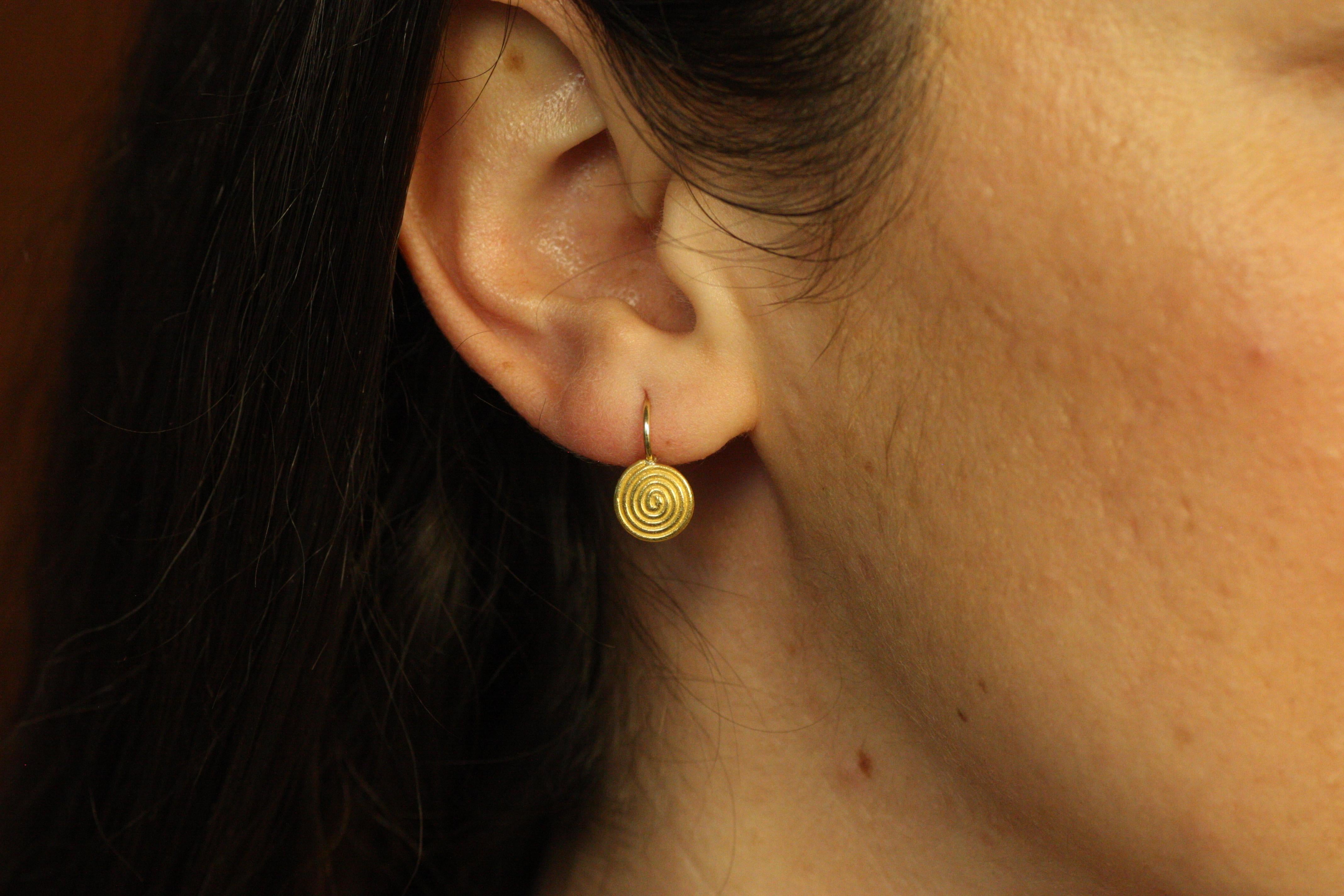 Estos Pequeños Pendientes Espiral Antiguos de oro amarillo de 22 quilates son una versión minimalista y elegante de un diseño grecorromano atemporal. Fabricados en Los Ángeles, estos pendientes presentan un motivo de espiral concéntrica que