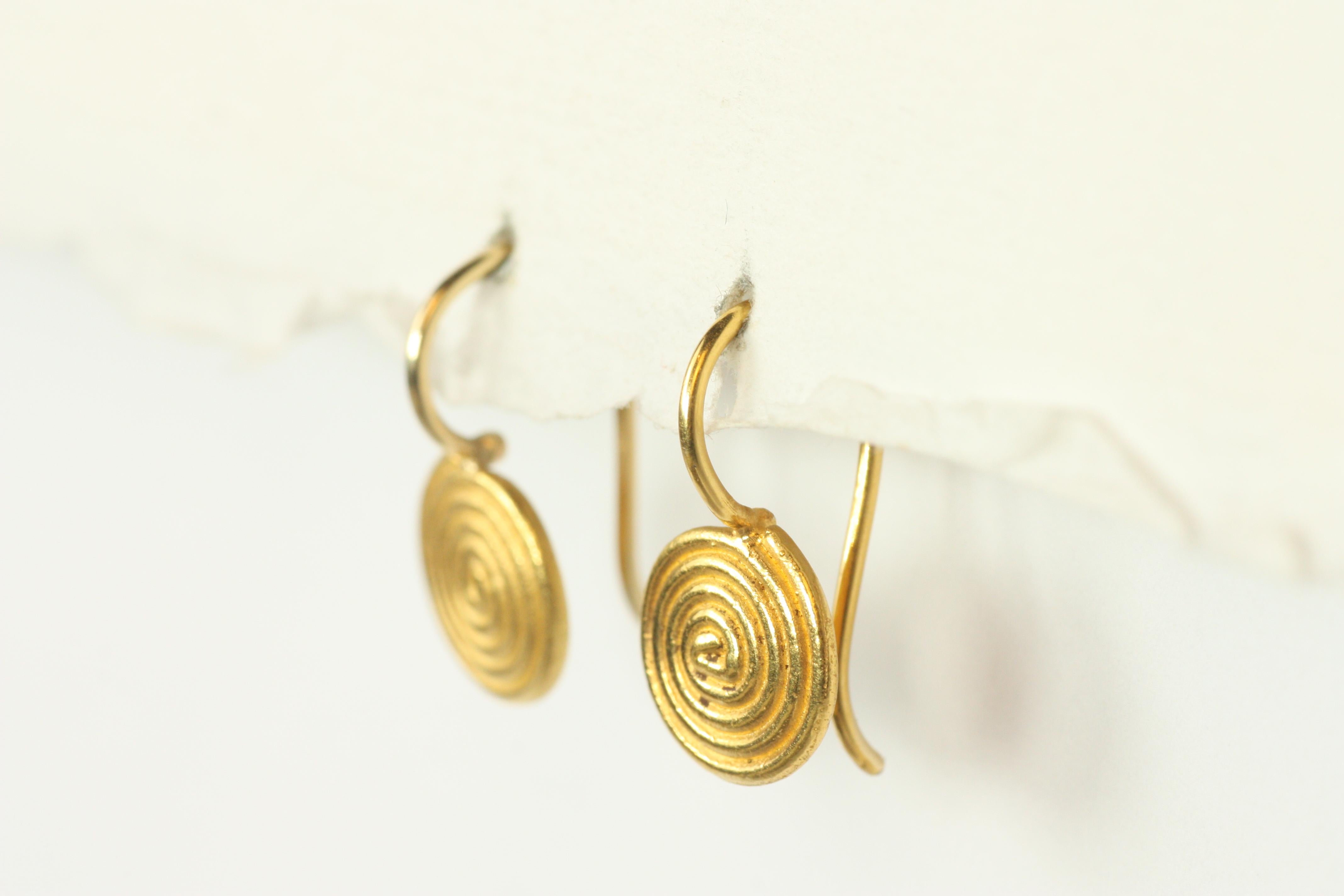 Pendientes de gota pequeños con espiral antigua - Diseño grecorromano en oro amarillo de 22 quilates en Nuevo estado para la venta en Santa Monica, CA
