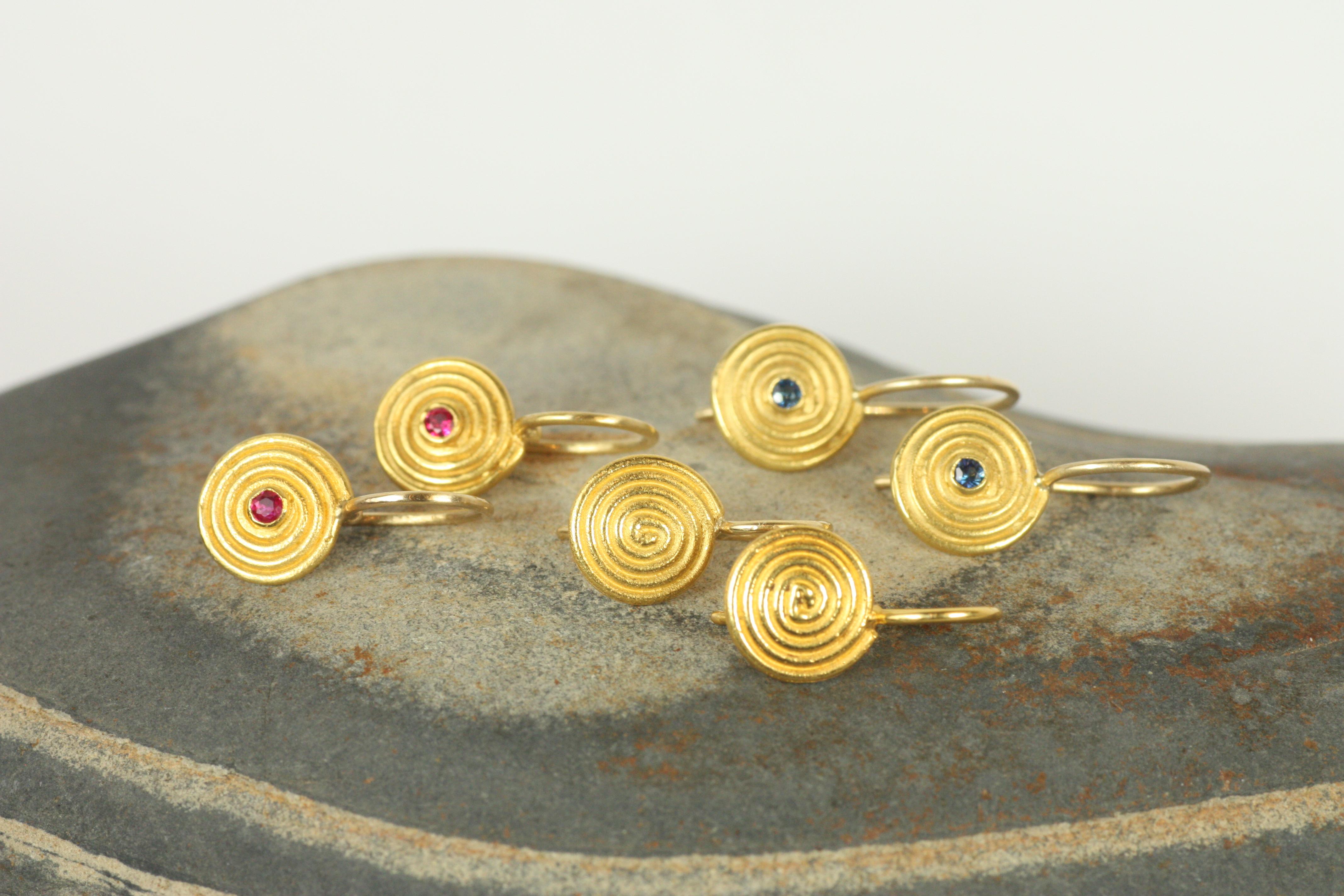 De las mujeres Pendientes de gota pequeños con espiral antigua - Diseño grecorromano en oro amarillo de 22 quilates en venta