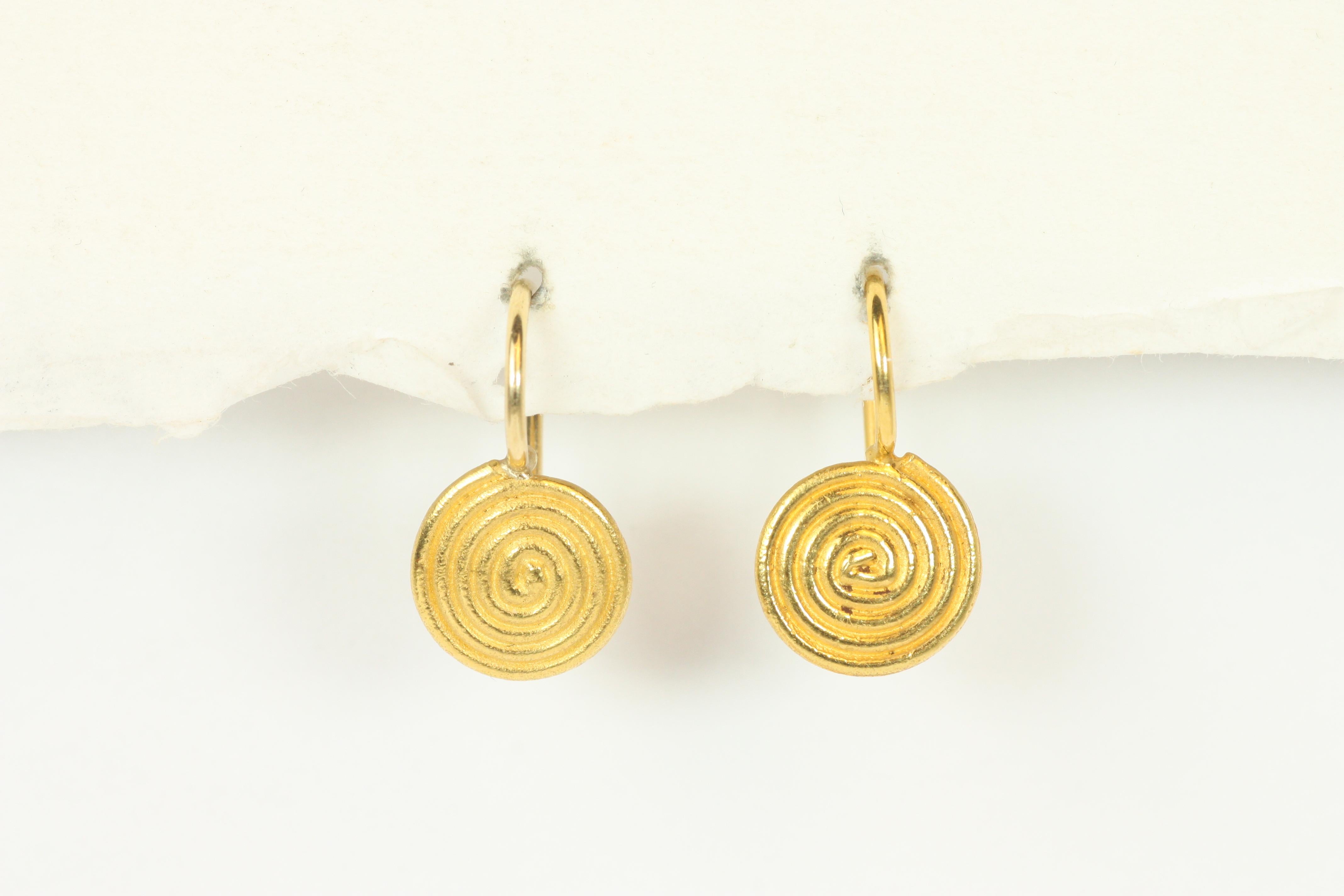 Pendientes de gota pequeños con espiral antigua - Diseño grecorromano en oro amarillo de 22 quilates en venta 1