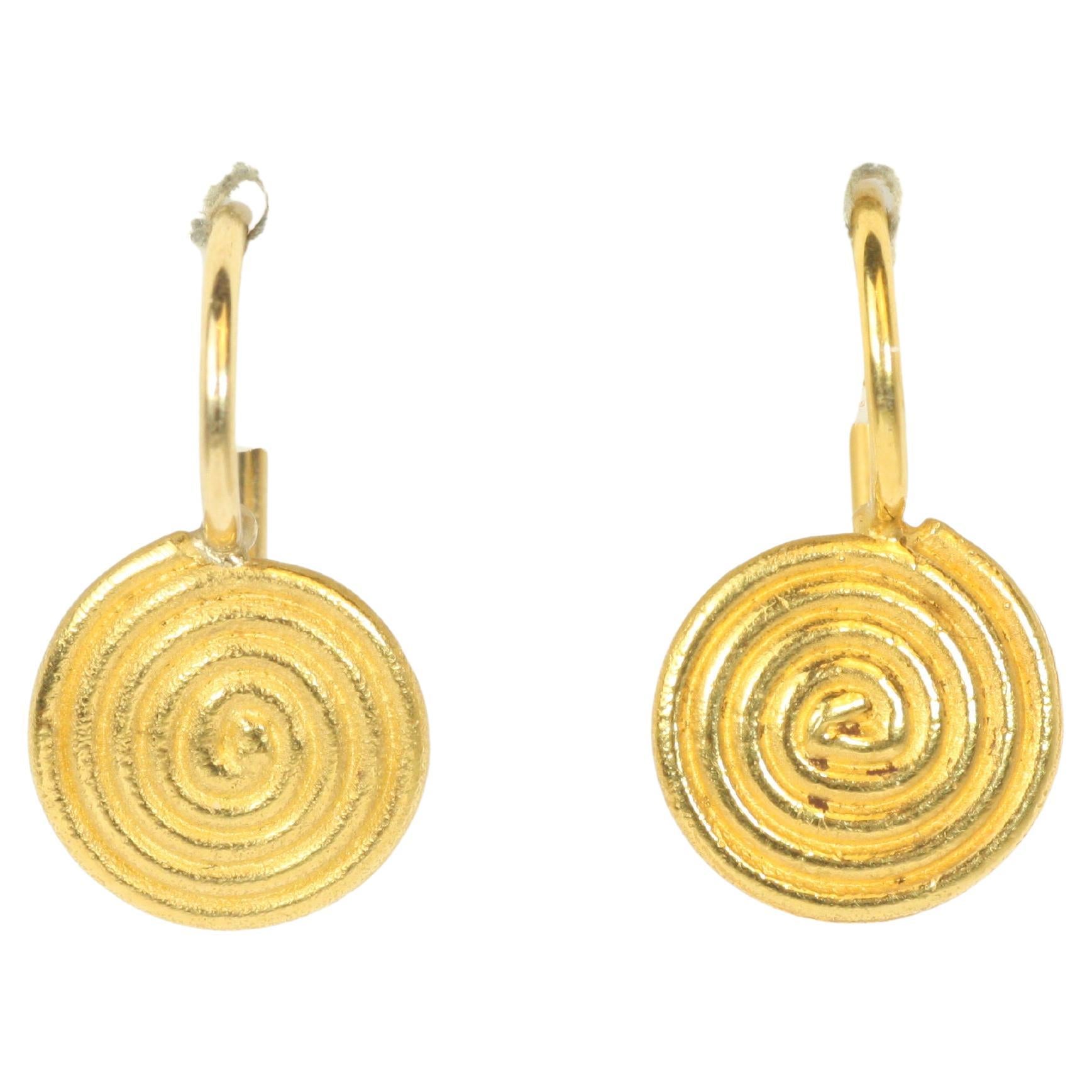 Pendientes de gota pequeños con espiral antigua - Diseño grecorromano en oro amarillo de 22 quilates en venta