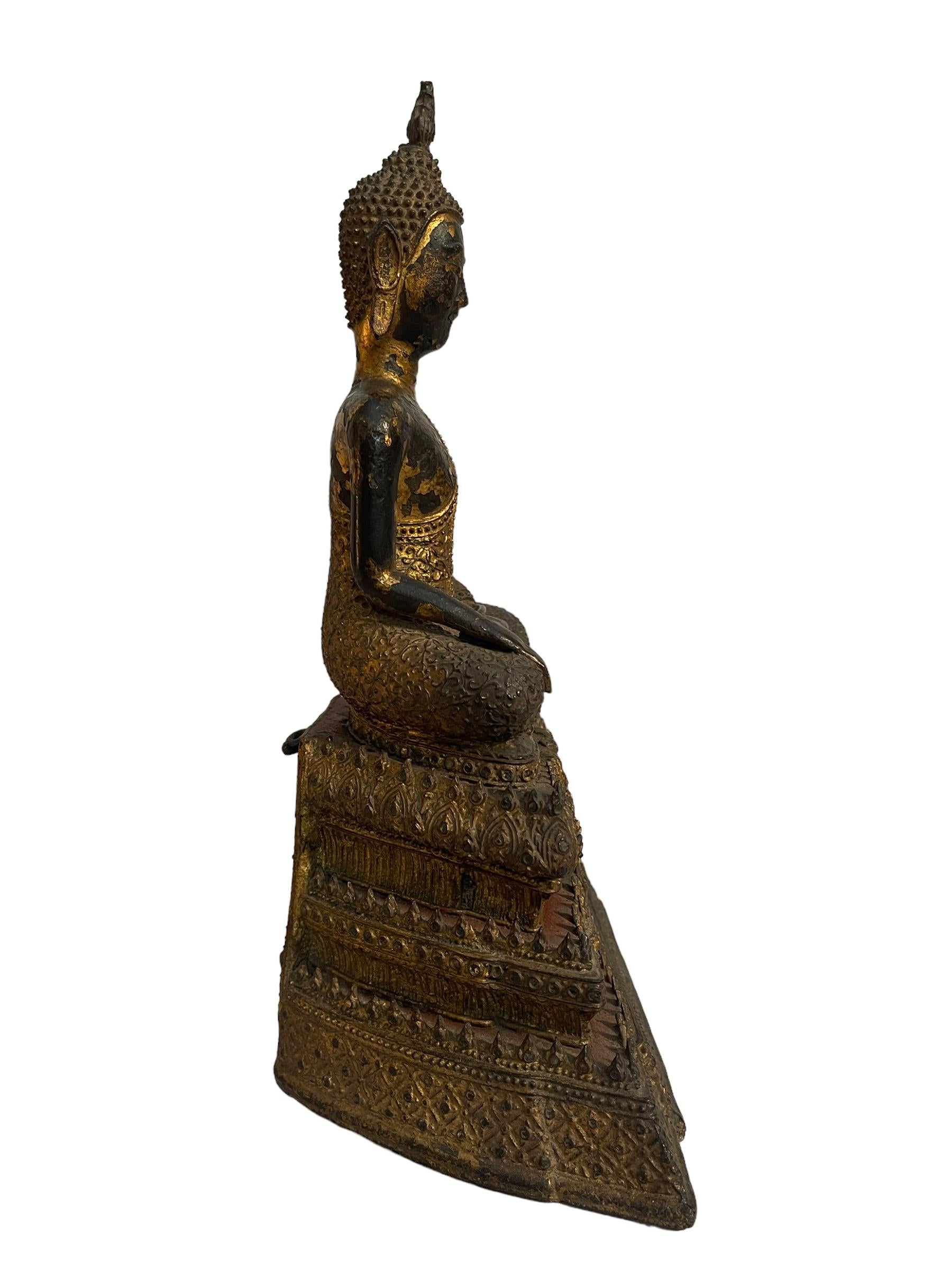 Elegant statue of Buddha in meditation, originating from South East Asia, dating back to the late 1800s and early 1900s, it is made with an internal structure that acts as a base for the work in a clay-like mixture, and is entirely covered with gilt