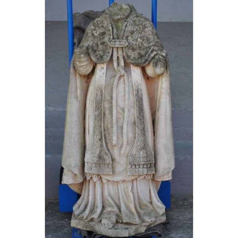 Ancient stone statue of papal representation which remains to be identified. Note that the head was broken off but we put it back in place for the photo. This is a restoration that will not present any difficulty. Dimension height 140 cm. early 19th