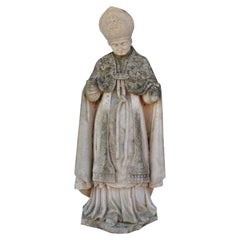 Antigua estatua de piedra de la representación papal