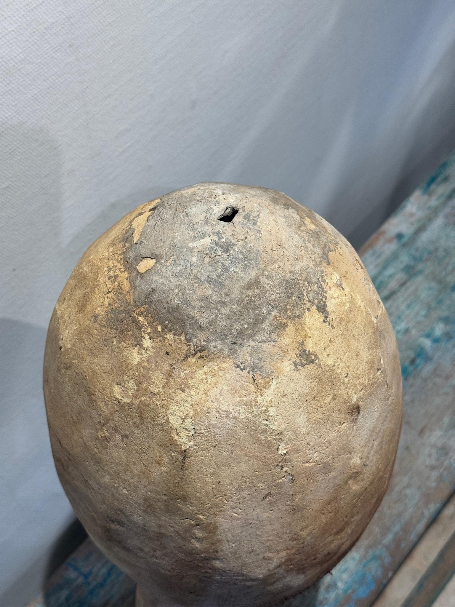 Anfora in terracotta mediterranea in stile antico con manici gemelli ed età naturale in vendita 2