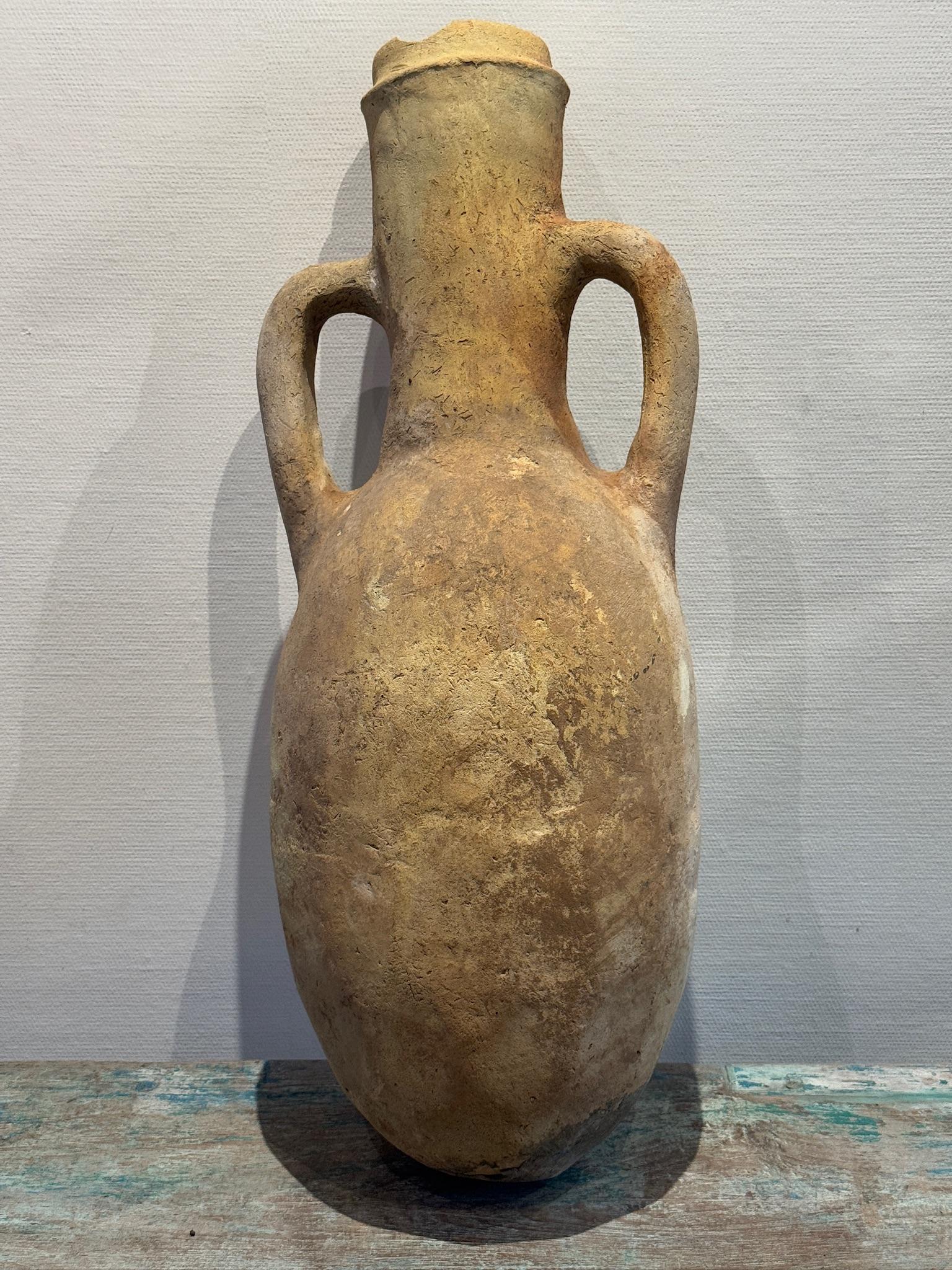 Rustico Anfora in terracotta mediterranea in stile antico con manici gemelli ed età naturale in vendita