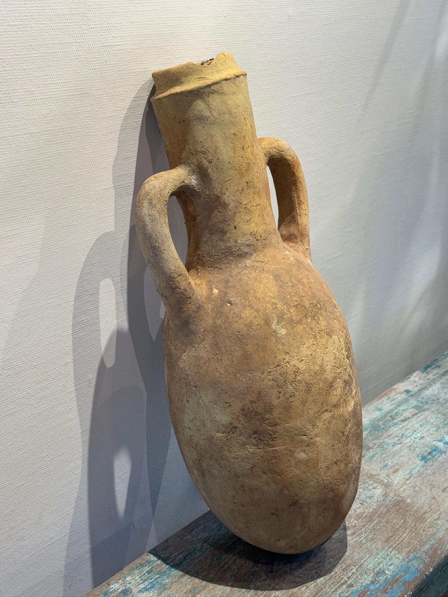 Europeo Anfora in terracotta mediterranea in stile antico con manici gemelli ed età naturale in vendita