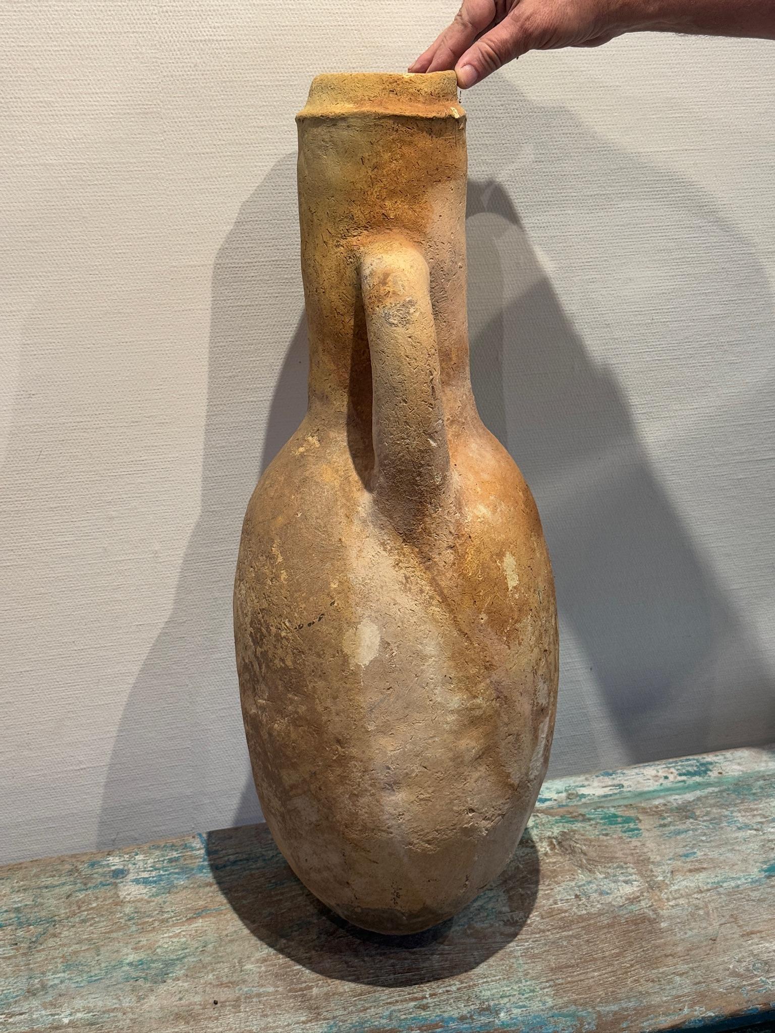 Intagliato a mano Anfora in terracotta mediterranea in stile antico con manici gemelli ed età naturale in vendita