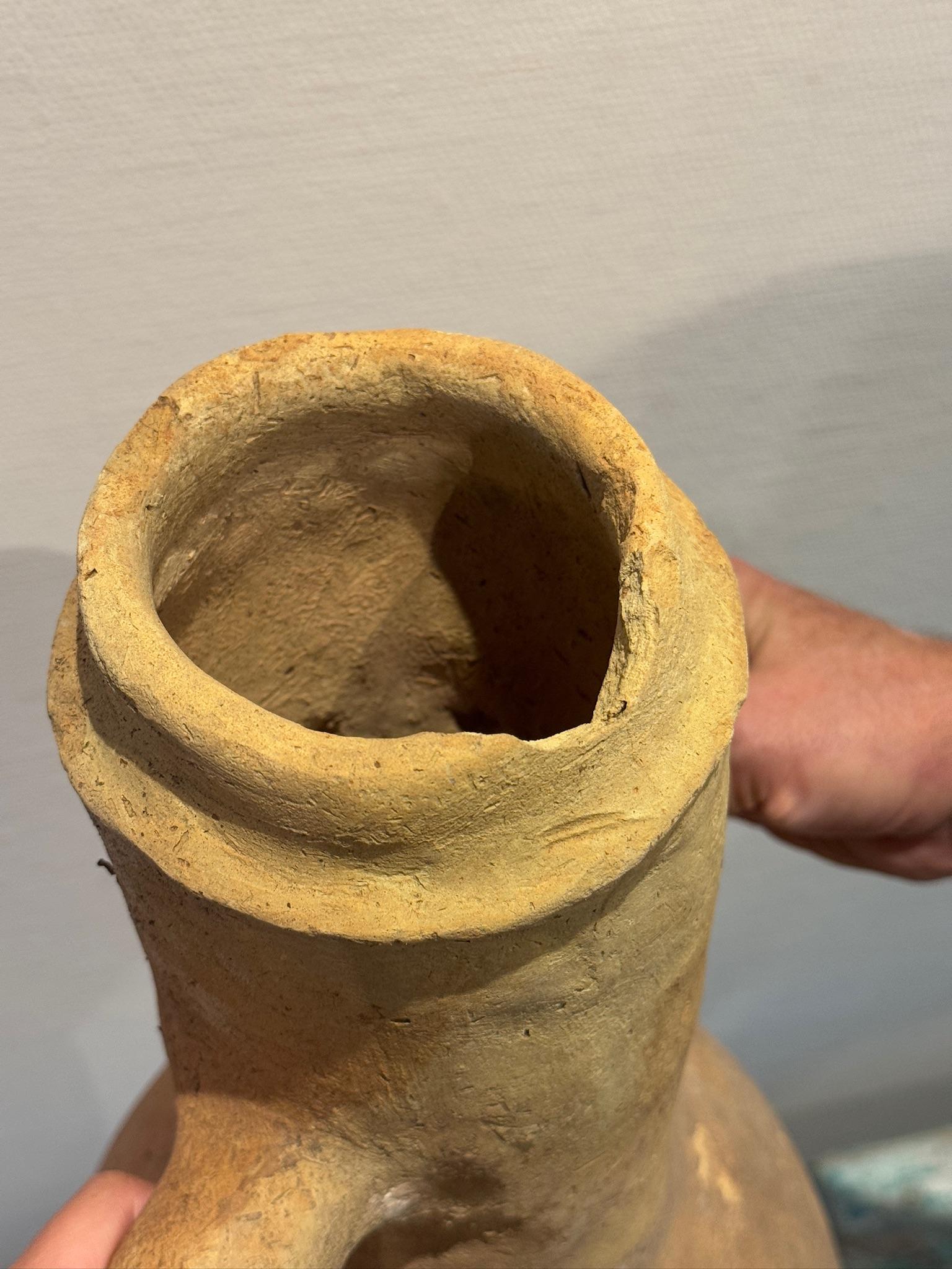 XIX secolo Anfora in terracotta mediterranea in stile antico con manici gemelli ed età naturale in vendita