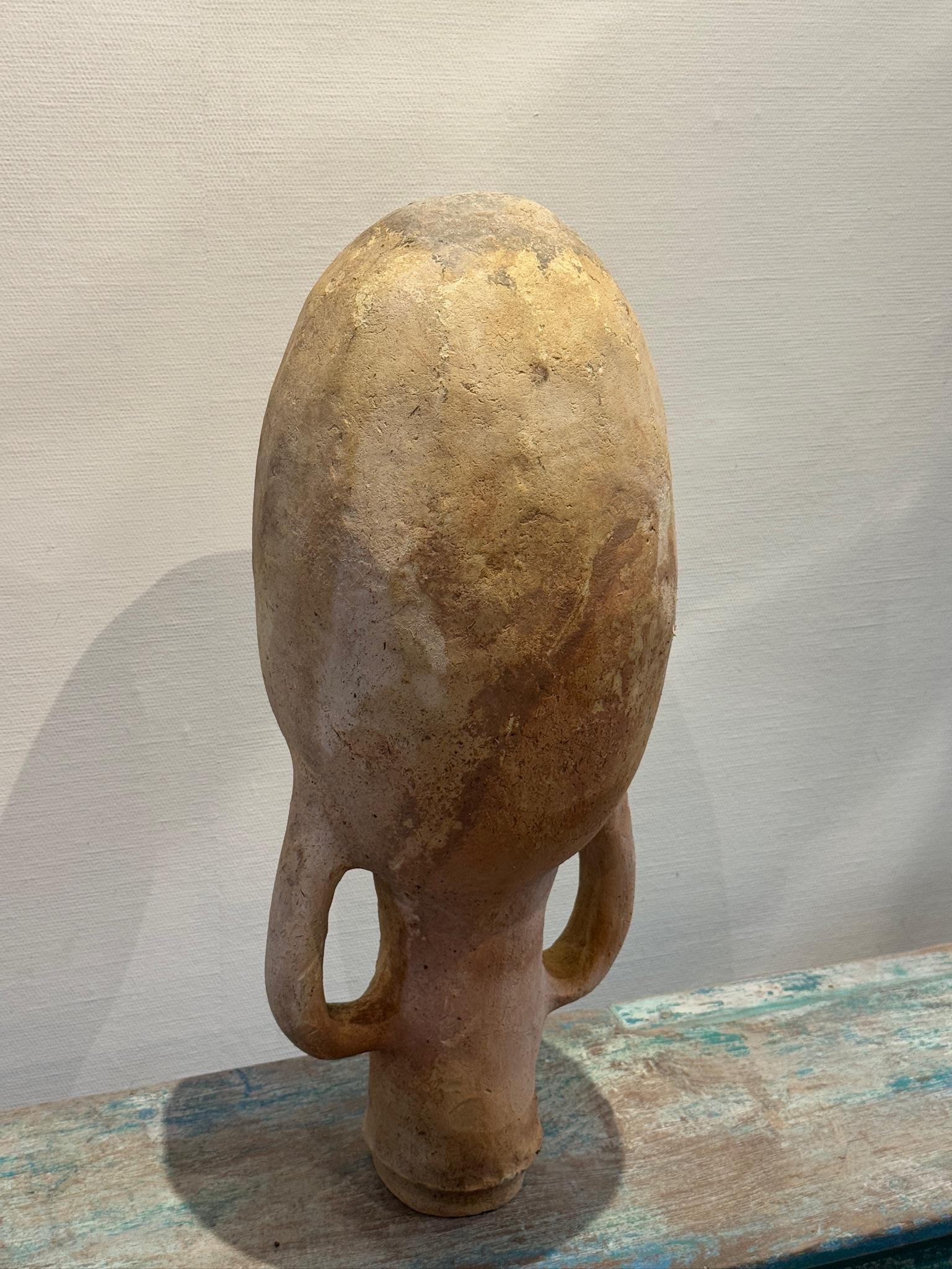 Argilla Anfora in terracotta mediterranea in stile antico con manici gemelli ed età naturale in vendita