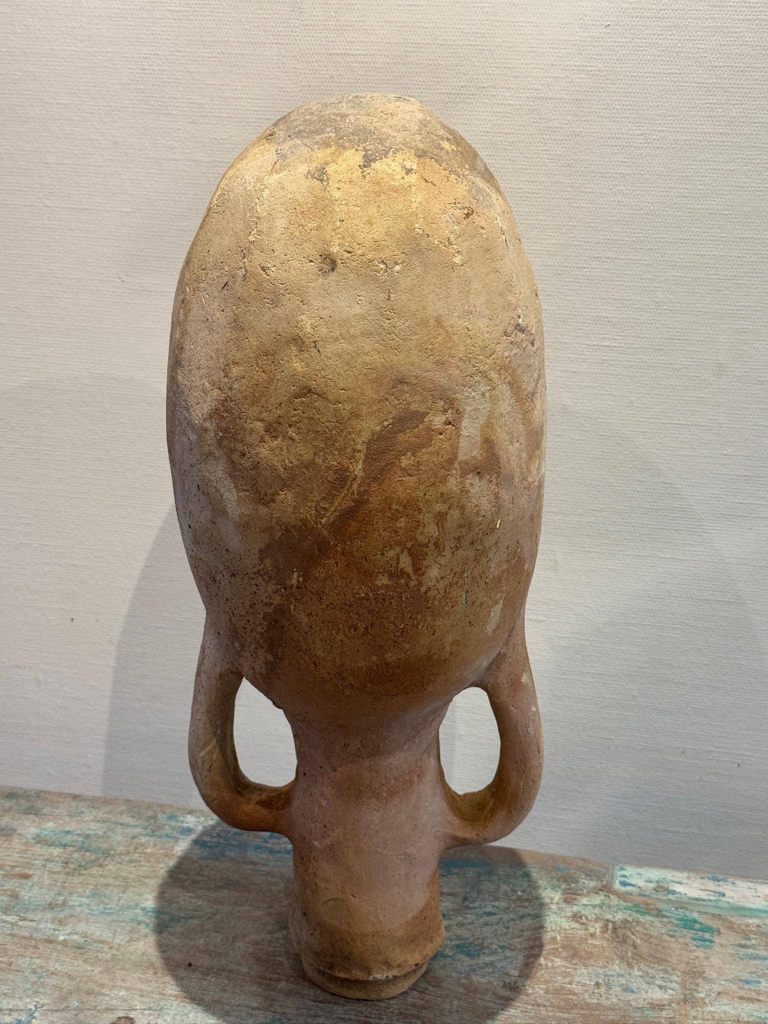 Anfora in terracotta mediterranea in stile antico con manici gemelli ed età naturale in vendita 1