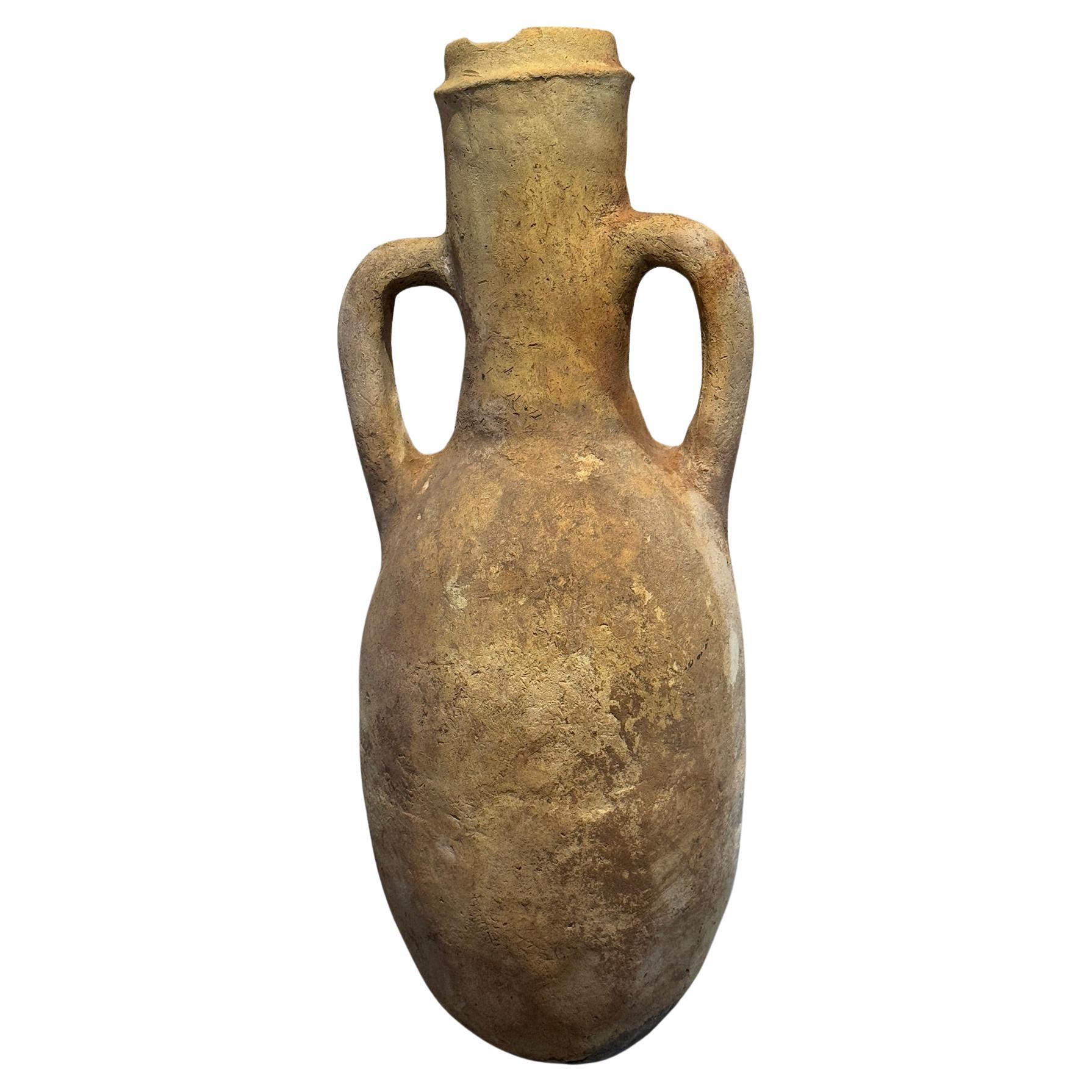 Anfora in terracotta mediterranea in stile antico con manici gemelli ed età naturale in vendita