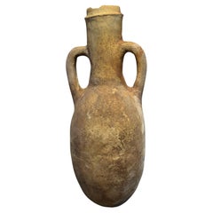 Anfora in terracotta mediterranea in stile antico con manici gemelli ed età naturale