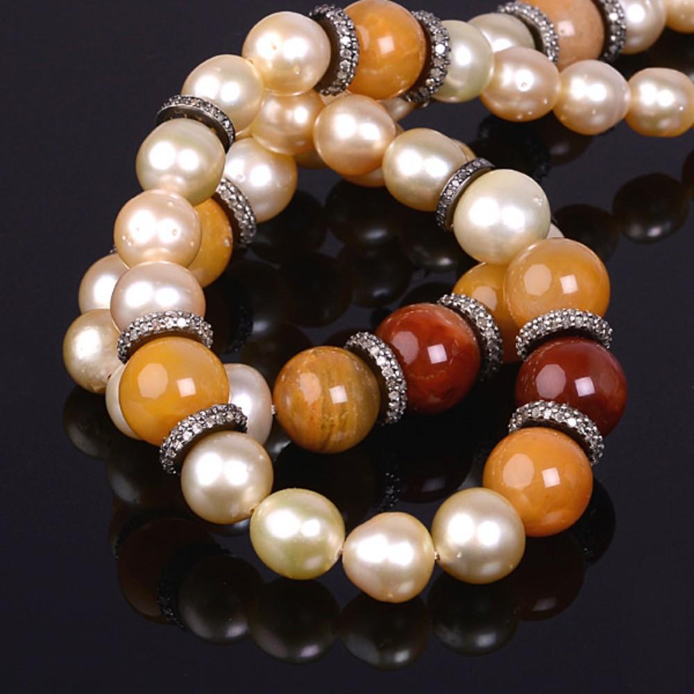 Diese Halskette besteht aus einer wunderschönen Kombination von Perlen und mehrfarbigen Jadeperlen, die sorgfältig ausgewählt wurden, um einen atemberaubenden Kontrast zu schaffen. Der diamantene Spacer verleiht diesem Schmuckstück einen Hauch von