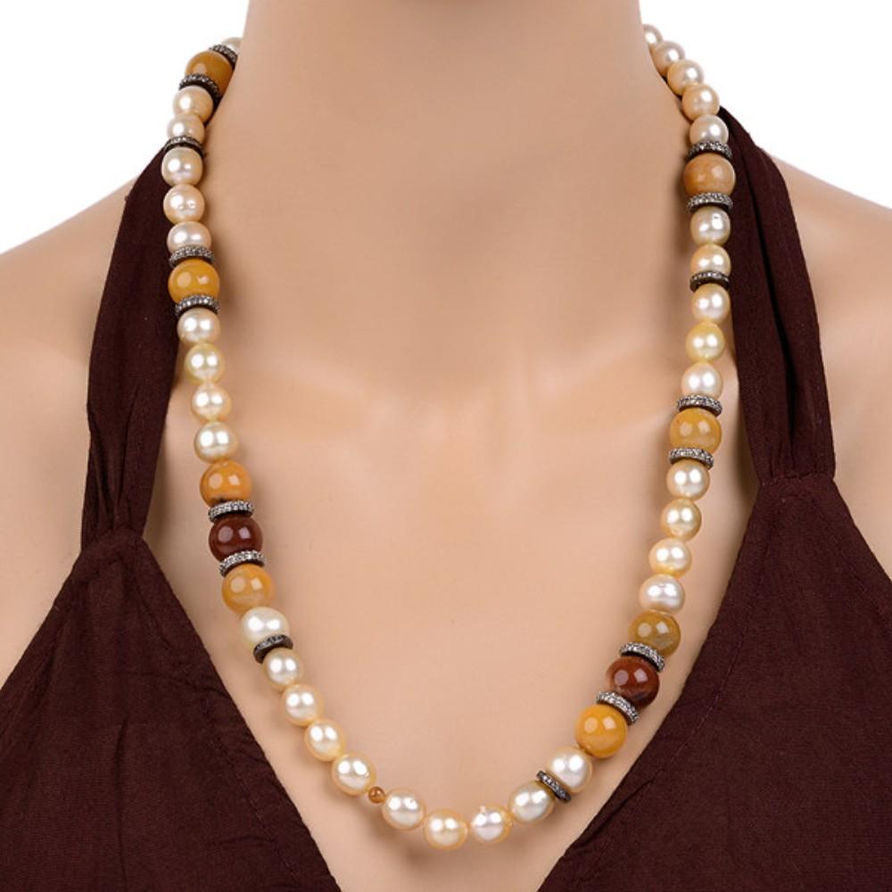 Halskette aus Perlen und mehrfarbigen Jade-Perlen im antiken Stil mit Diamantabstandshalter (Mittelalterlich) im Angebot