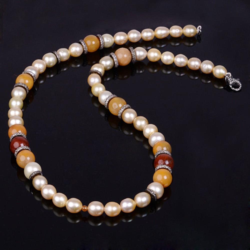 Halskette aus Perlen und mehrfarbigen Jade-Perlen im antiken Stil mit Diamantabstandshalter (Gemischter Schliff) im Angebot