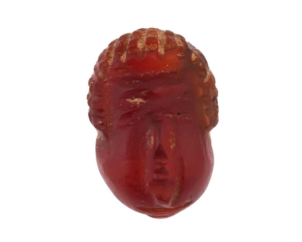 Taille ronde Ancienne perle en taille-douce à tête d'agate sculptée Susanienne en vente